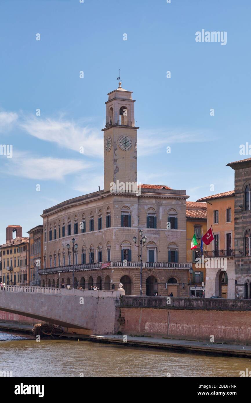 Pisa, Italien - März 31 2019: Der Palazzo Pretorio mit seinem Uhrturm neben der Logge Dei Banchi, der Ponte Di Mezzo und dem Palazzo Gambacorti (hou Stockfoto