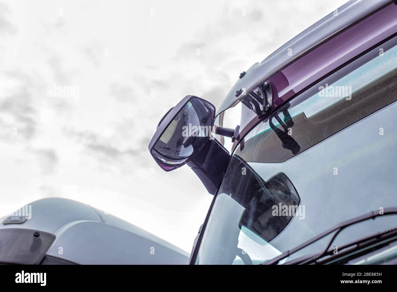 Rückansicht LKW-Spiegel und Totzone. Sicht auf den Wagen, ein Spiegel an  der Windschutzscheibe, Sicherheit Stockfotografie - Alamy
