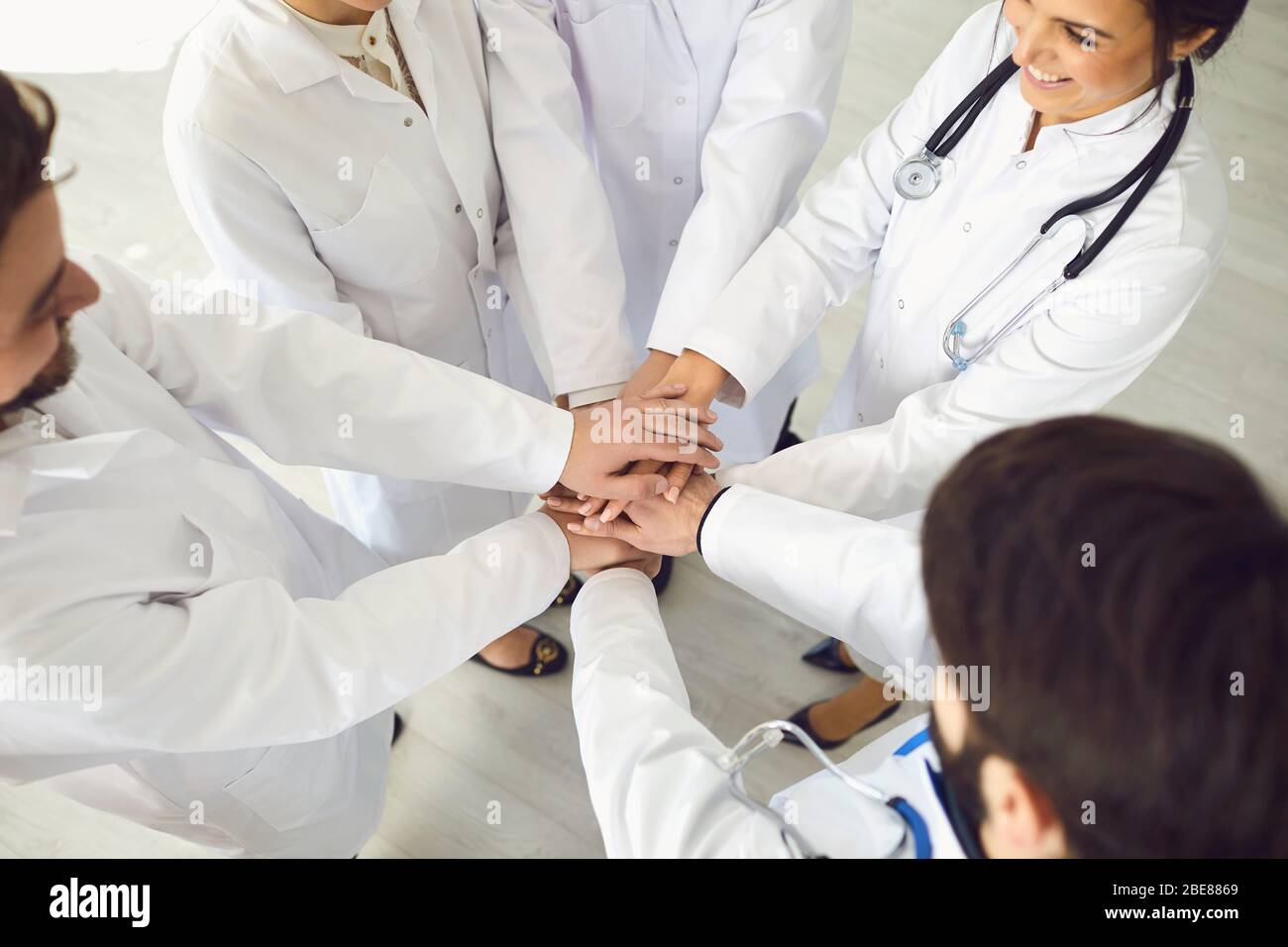 Eine Gruppe von Ärzten verband sich. Medizin Healthcare Klinik Krankenhaus Konzept . Stockfoto