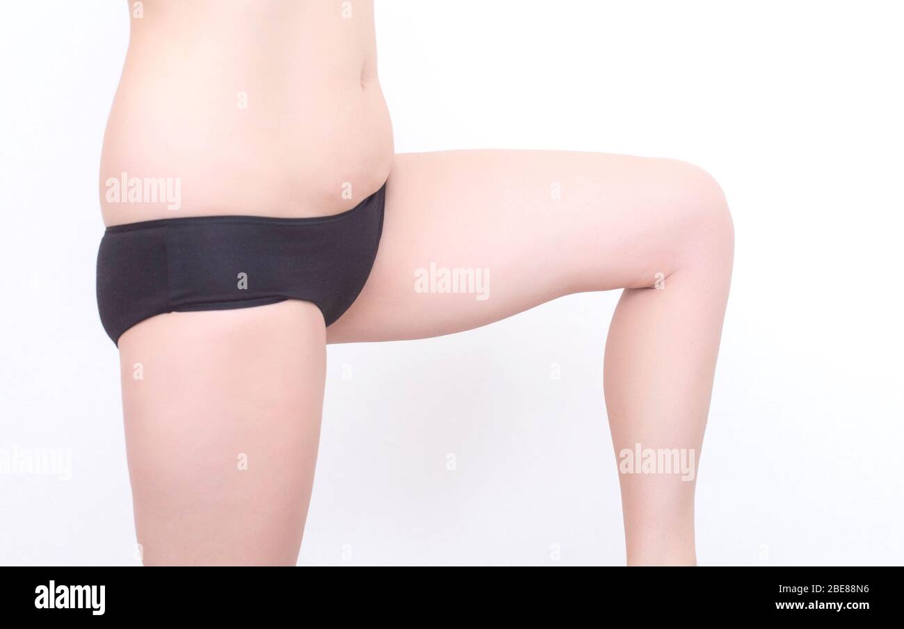 Verzweifelte weibliche Beine mit schlaffe Haut an den Oberschenkeln und Cellulite auf weißem Hintergrund, isolieren. Das Konzept der Hautton und die richtige Ernährung, Körper Stockfoto