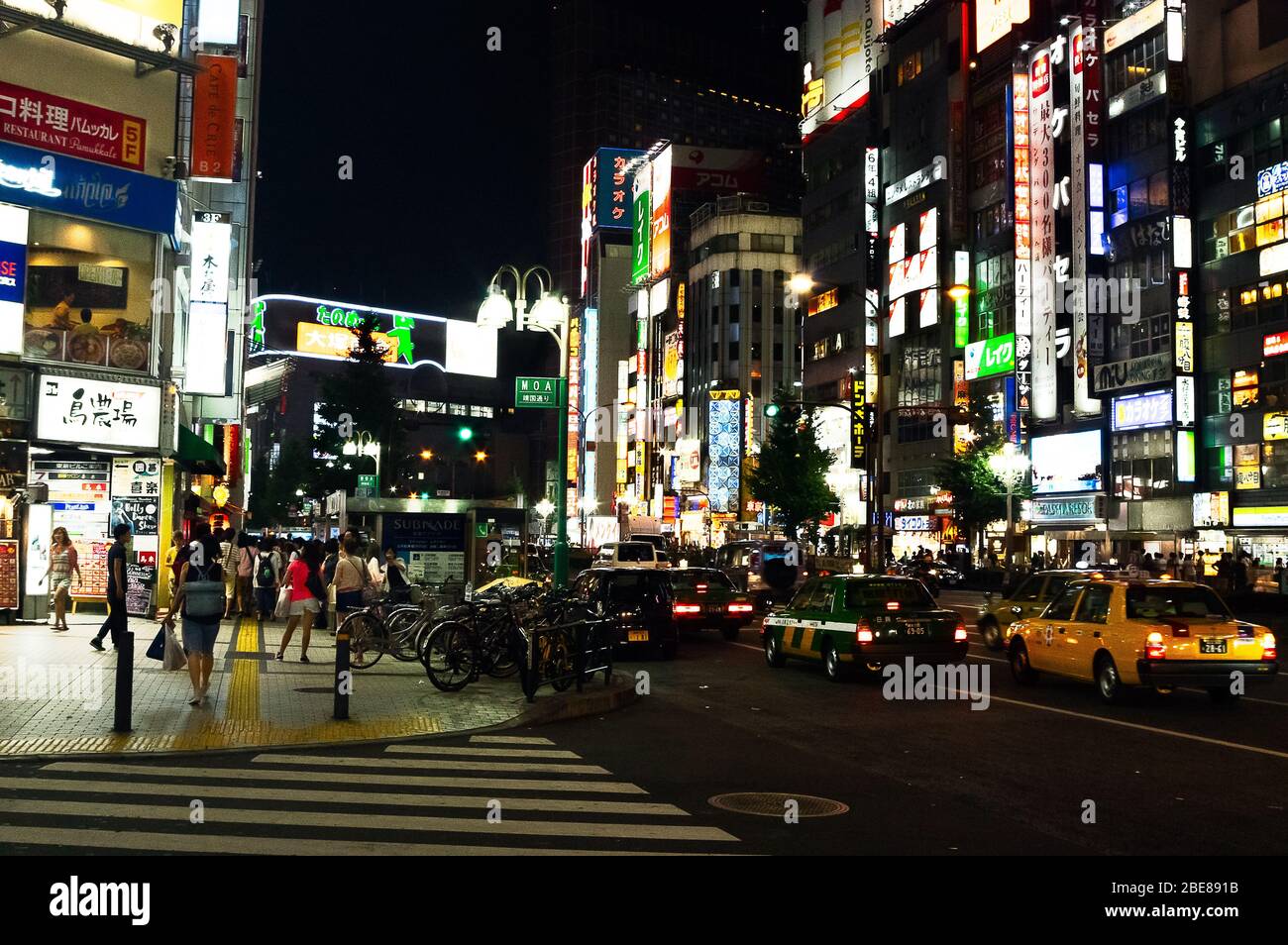 Nächtliche Straßenszene mit Neonbeleuchtung im Shinjuku-Viertel von Tokio, Japan Stockfoto