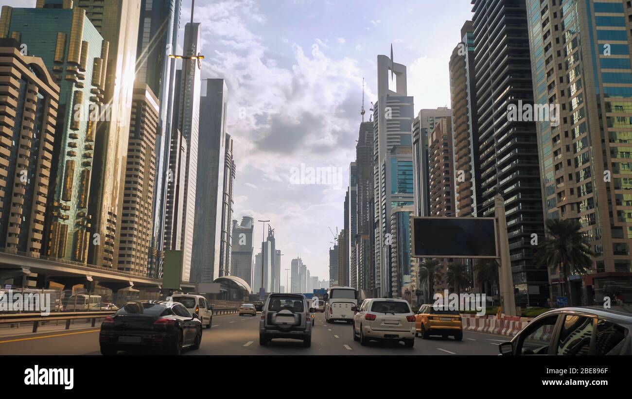 Fahren Sie in Dubai entlang der Sheikh Zayed Road. Stockfoto