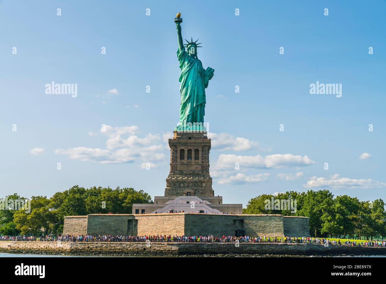 Die Freiheitsstatue mit blauem Himmel Hintergrund. Stockfoto