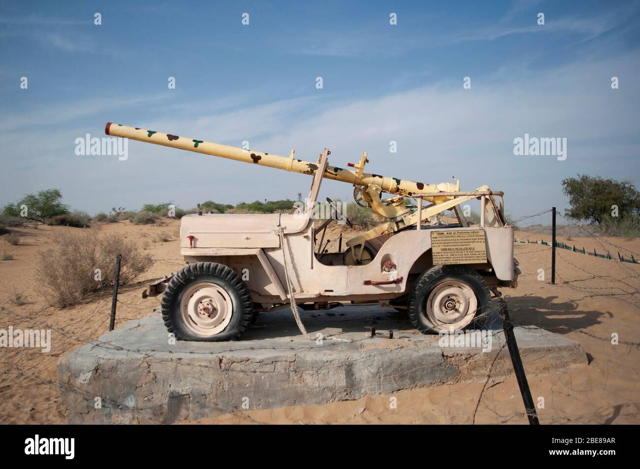 Jeep mit Panzerabwehrkanone am war Memorial, Longewala, Jaisalmer Bezirk, Rajasthan, Indien Stockfoto