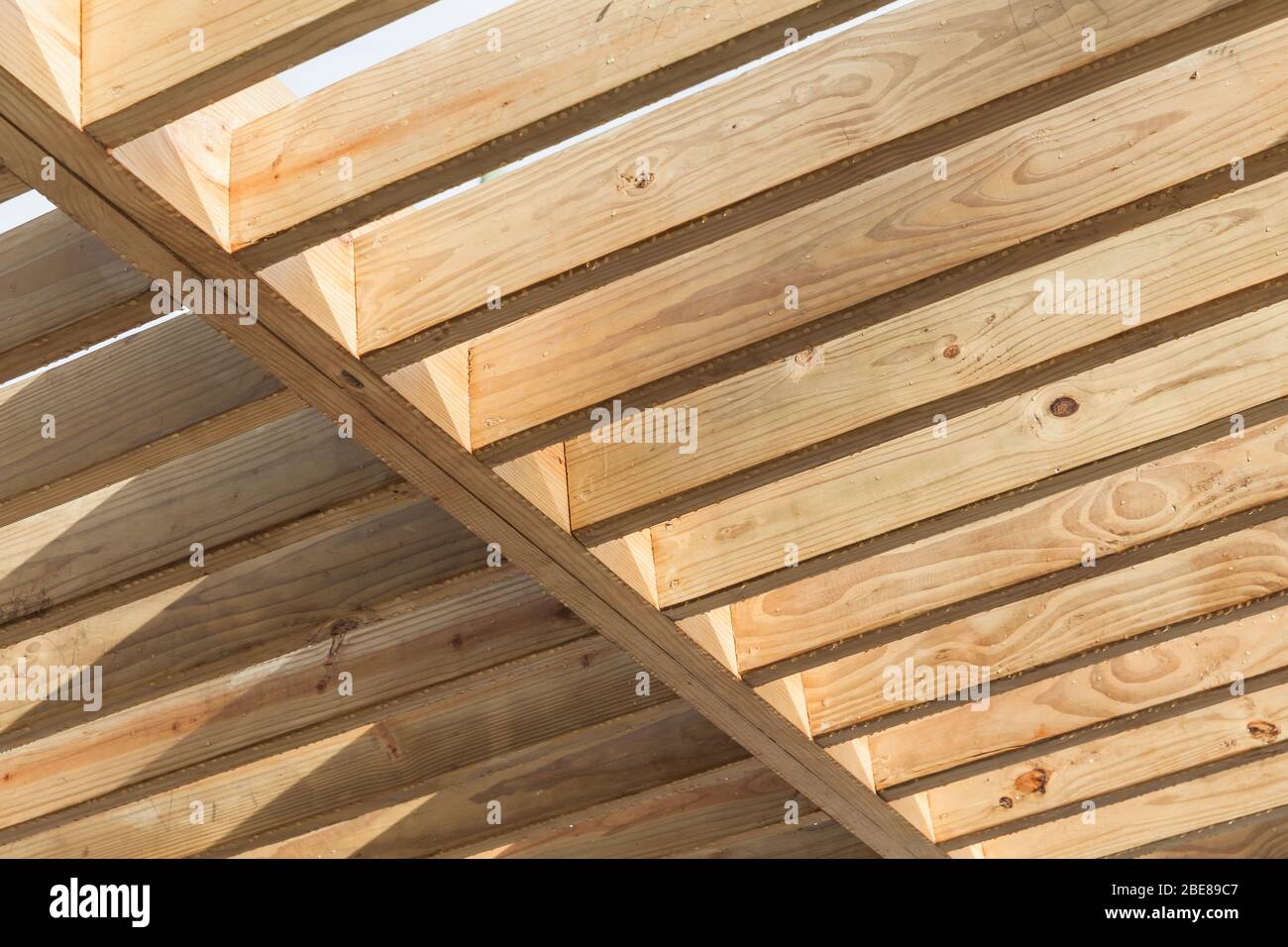 Holzbalken in einer Reihe. Sonnenschutz Decke Struktur Fragment. Abstrakte Hintergrundstruktur Stockfoto