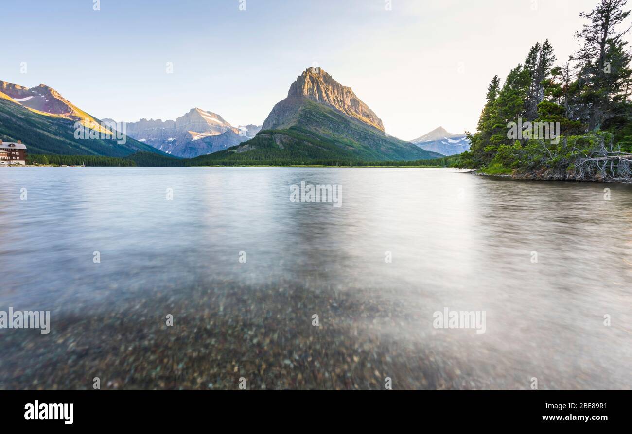 Wunderschöne Landschaft am Swiftcurrent Lake bei Sonnenaufgang in Many Glacier, Montana Glacier National Park, Montana, USA. Stockfoto