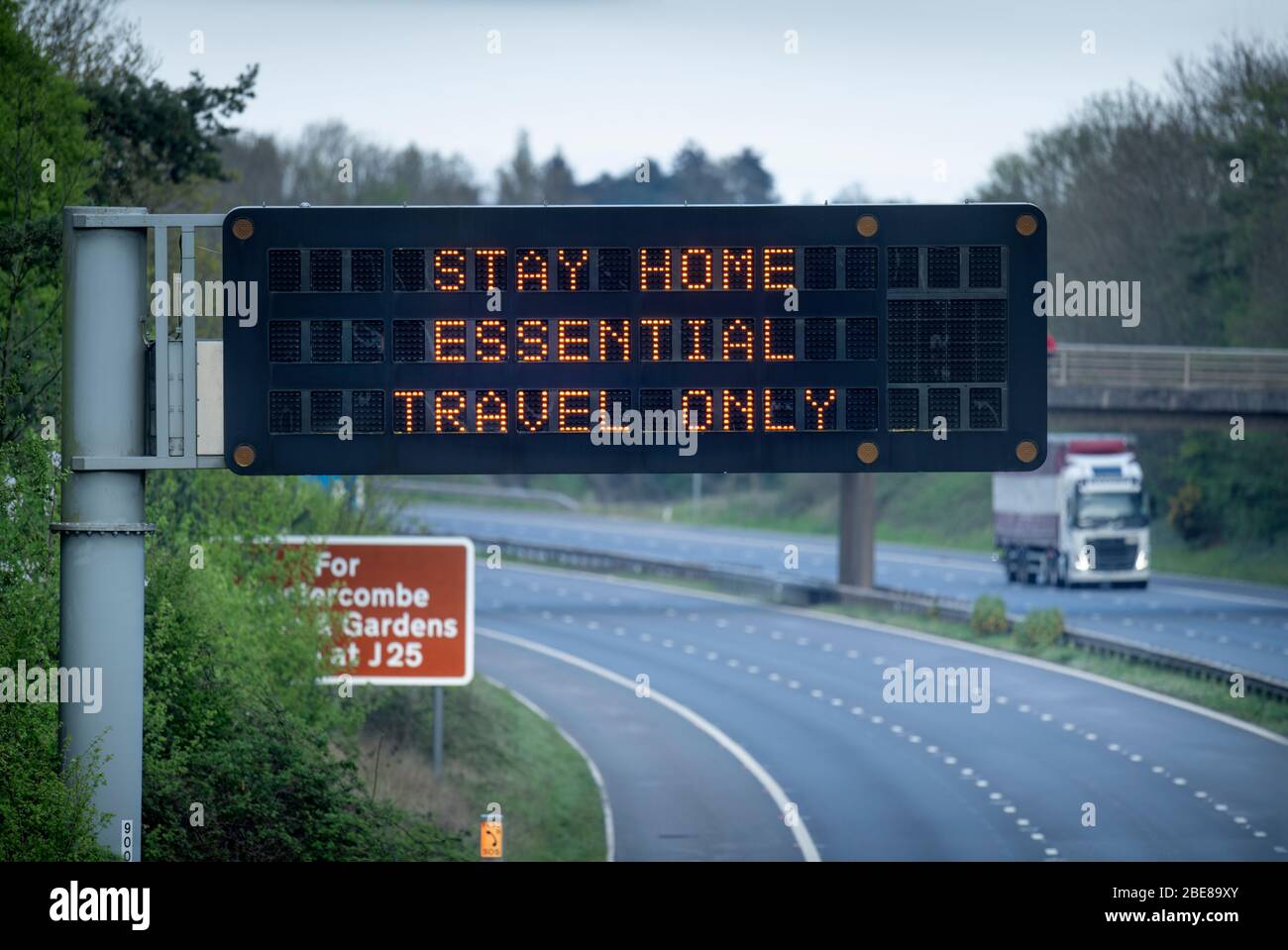 Nur Güterverkehr auf der M5 in der Nähe von Taunton während der Coronavirus Sperrung UK Stockfoto