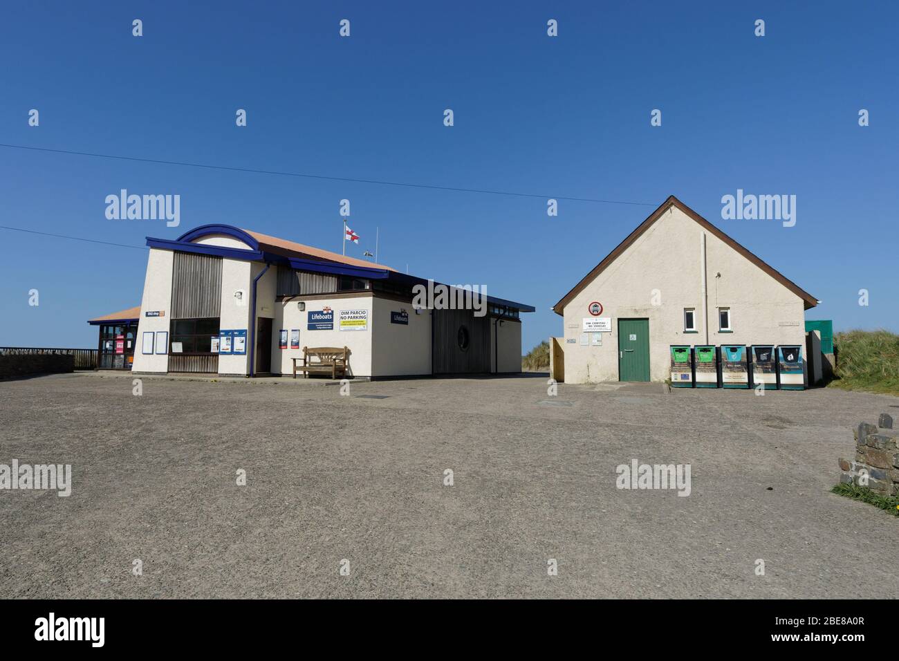 Im Bild: Die RNLI Rettungsstation und öffentliche Toiletten in Poppit Sands, Wales, UK. Mittwoch, 08. April 2020 Stockfoto