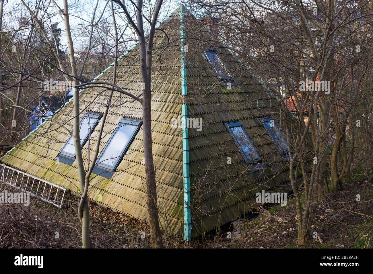 Experimentelle Architektur erhebt sich aus einer Mudbank in Christiania Freetown im Zentrum von Kopenhagen, Dänemark Stockfoto