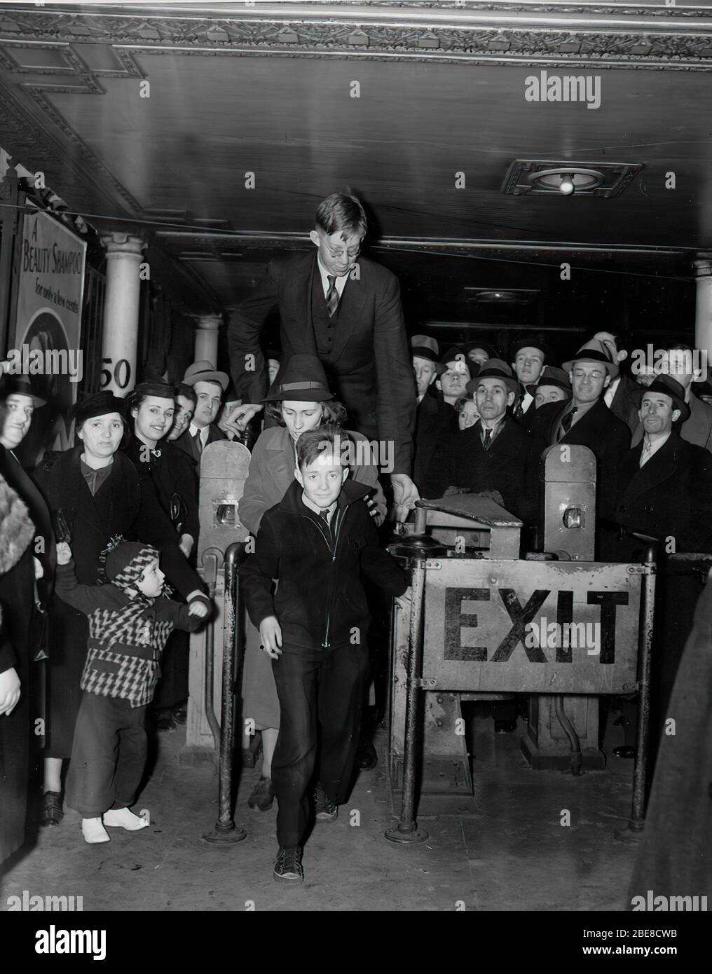 Am 22. Februar 1918 wurde Robert Wadlow in Alton (USA) geboren. Das Kind war von durchschnittlicher Größe und es gab keinen Hinweis darauf, dass er in Zukunft der höchste Mann der Welt sein würde. Mit 22 Jahren erreichte er eine kolossale Höhe von 272 cm. Der Amerikaner war auch der Besitzer der größten Füße in der Geschichte. Seine Schuhe waren Größe 75! Stockfoto