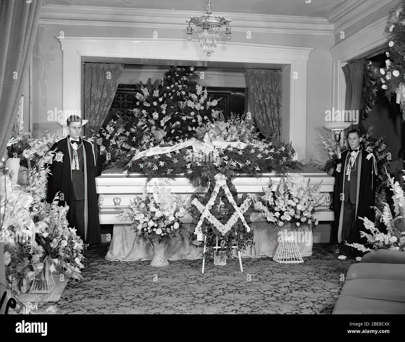 Beerdigung des höchsten Mannes auf der Erde. Am 22. Februar 1918 wurde  Robert Wadlow in Alton (USA) geboren. Das Kind war von durchschnittlicher  Größe und es gab keinen Hinweis darauf, dass er