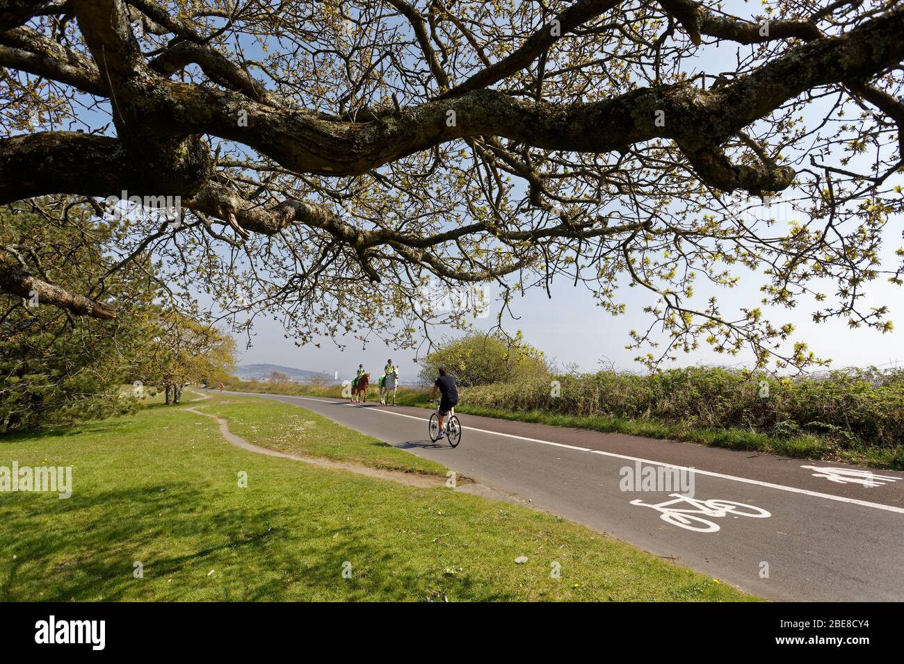 Im Bild: Zwei berittene Polizisten patrouillieren auf dem Weg von Swansea Bay, Wales, Großbritannien. Freitag 10 April 2020 Re: Osterwochenende, Covid-19 Coronavirus pandemi Stockfoto