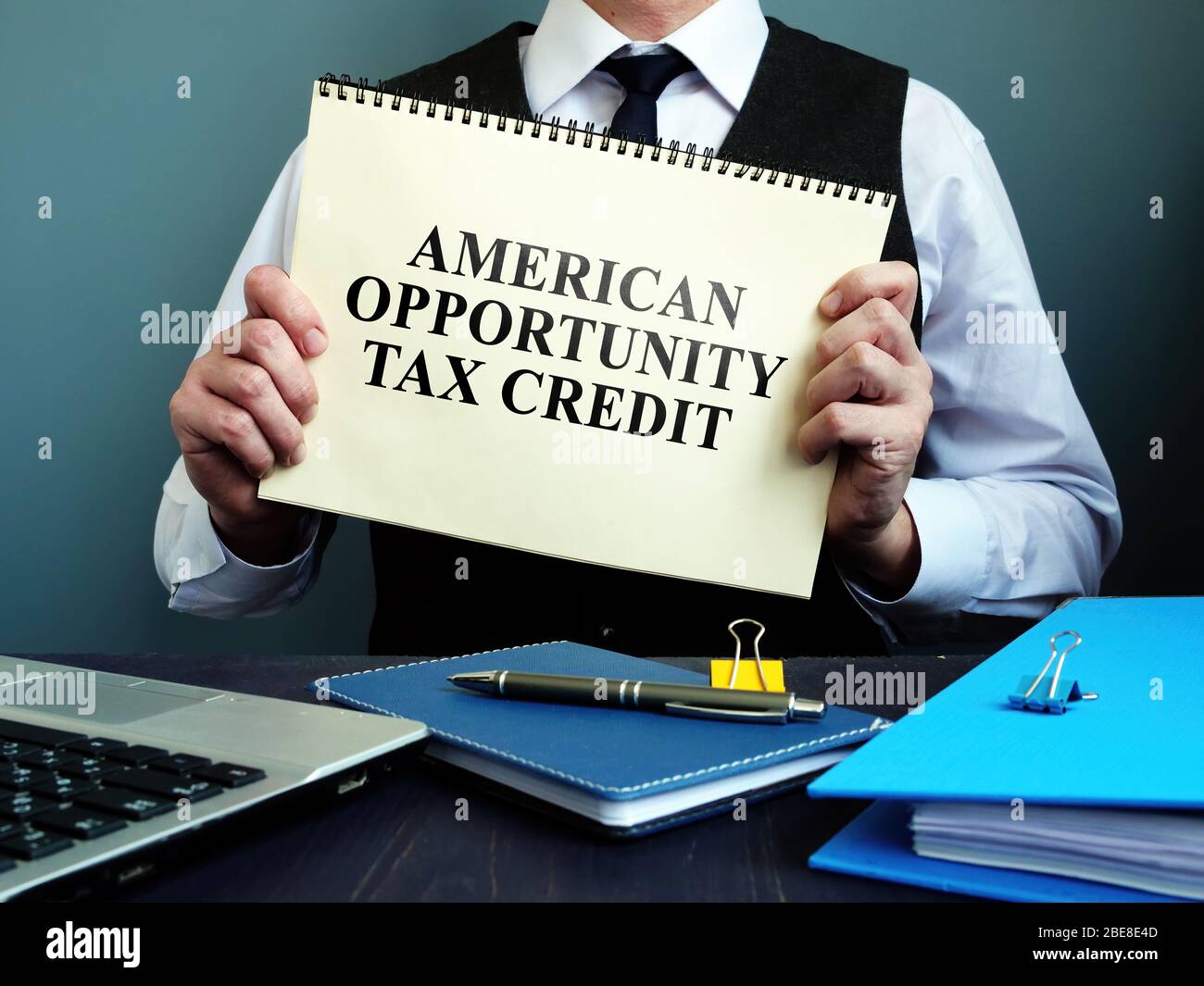 Man schlägt American Opportunity Tax Credit AOTC vor. Stockfoto