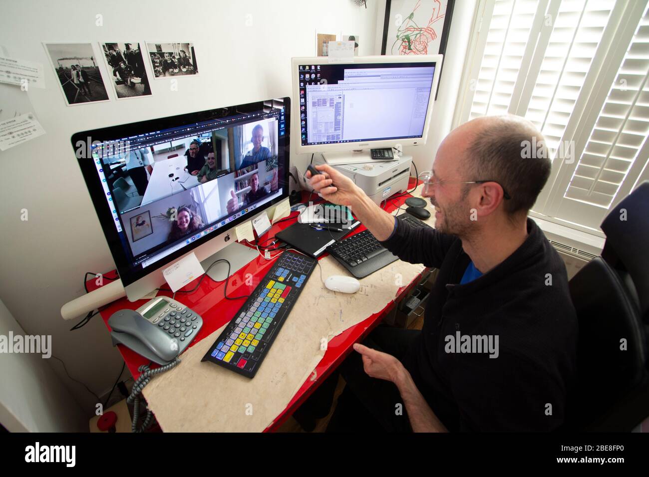 Heimarbeit, Arbeiten von zu Hause mit Videokonferenztechnologie, google-Treffpunkte, während der Covid 19 Coronavirus Sperre, Blick auf Mitarbeiter auf dem Computerbildschirm Stockfoto