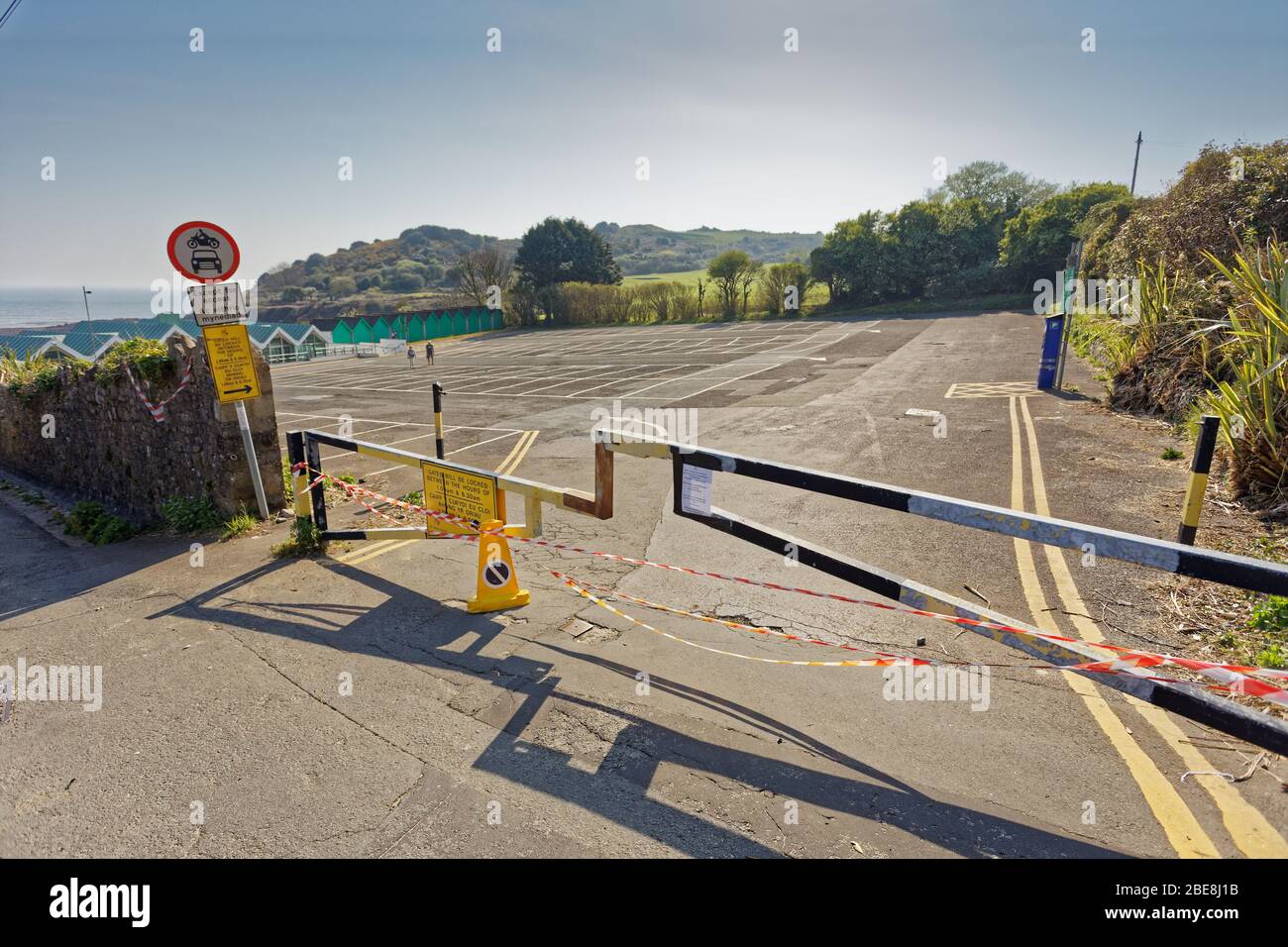 Im Bild: Der geschlossene Parkplatz in Langland Bay bei Swansea, Wales, UK. Re: Osterferien Wochenende, Covid-19 Coronavirus Pandemie, Swasea, UK. Stockfoto