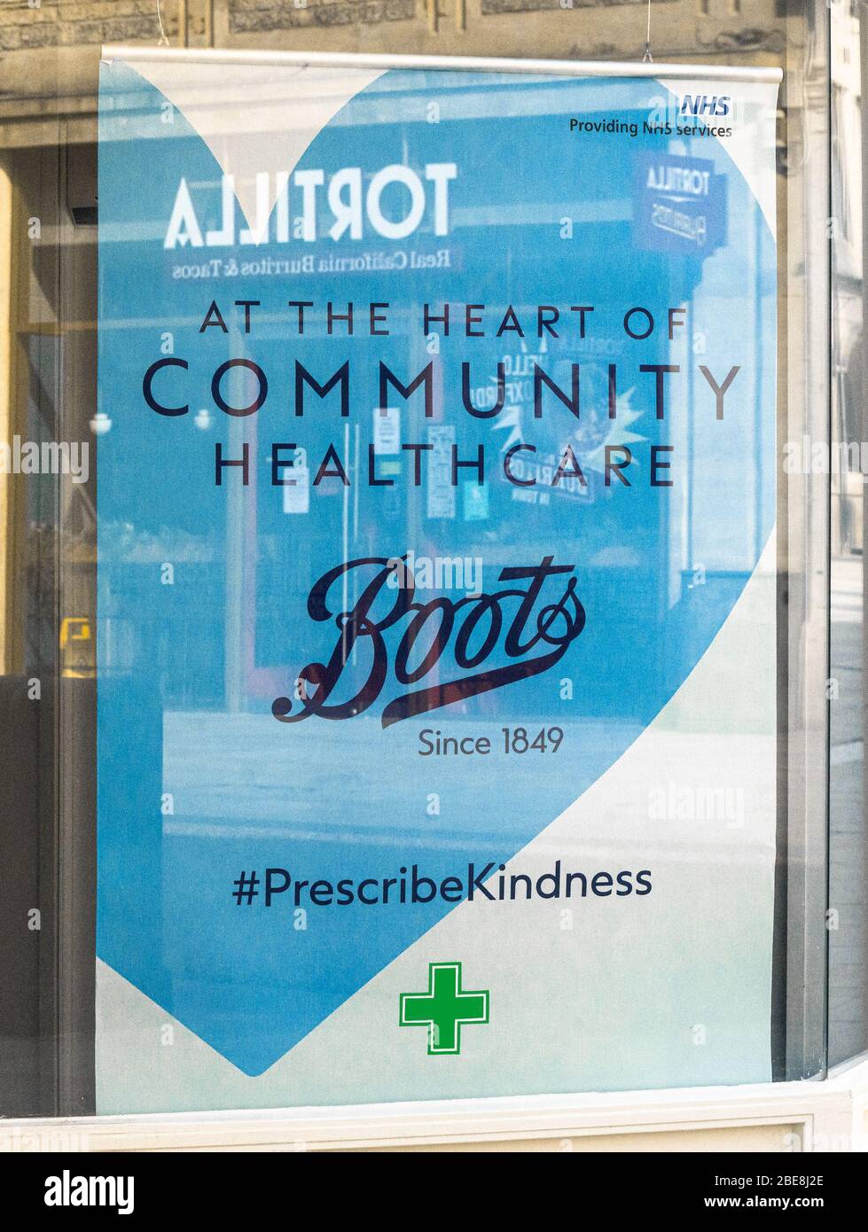 Eine ermutigende Botschaft, die auf dem Fenster der Apotheke „Stiefel“ angezeigt wird. 'Prescribe Kindness' Vereinigtes Königreich Stockfoto