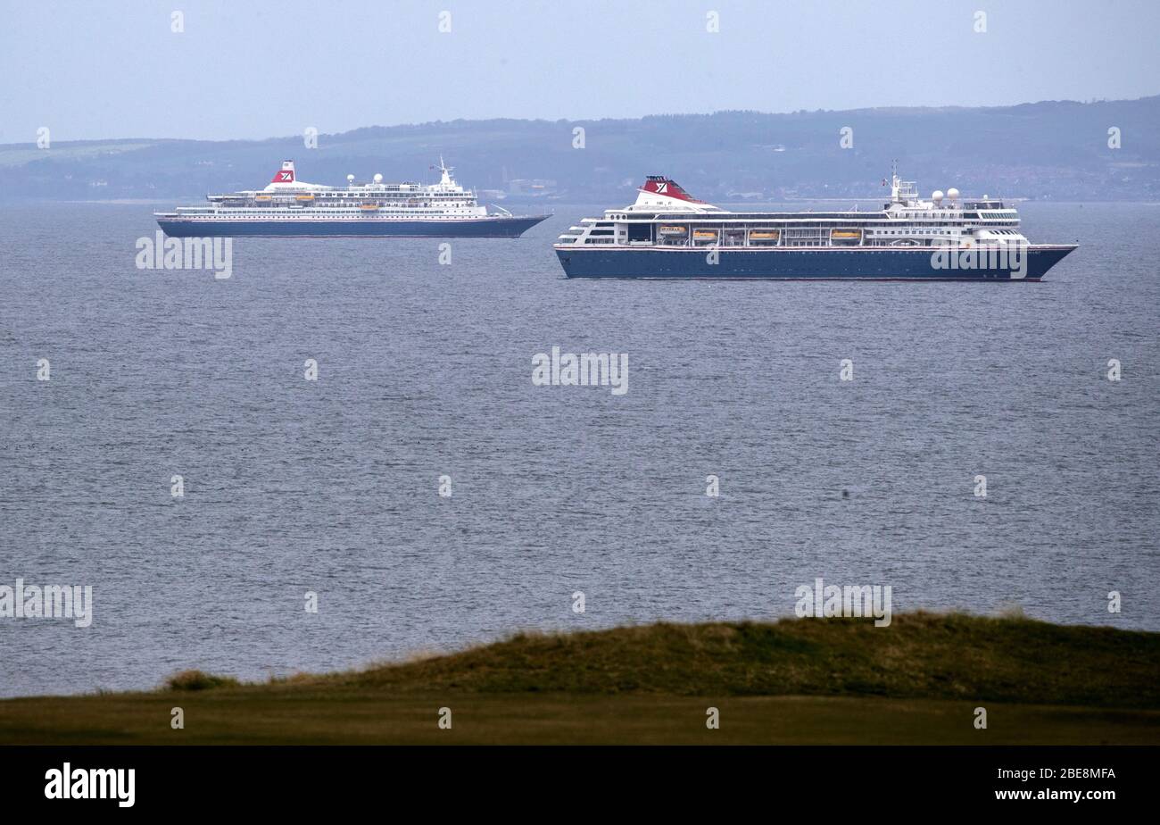 Zwei der Reedereien der Fred Olsen Cruise Lines haben während der Unterbrechung der Kreuzfahrten während der Coronavirus-Pandemie vorübergehend ihren Wohnsitz im Firth of Forth, etwas außerhalb des Hafens von Rosyth, eingenommen. Stockfoto