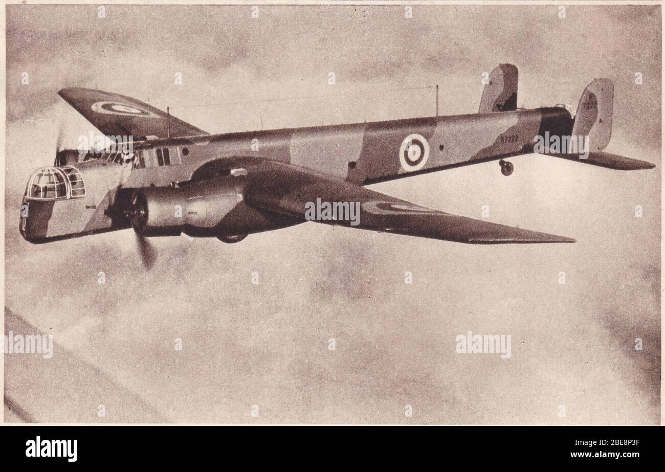 Vintage 1930er Jahre Schwarz-Weiß-Foto eines Armstrong Whitworth Whitley Heavy Bombers im Flug. Stockfoto