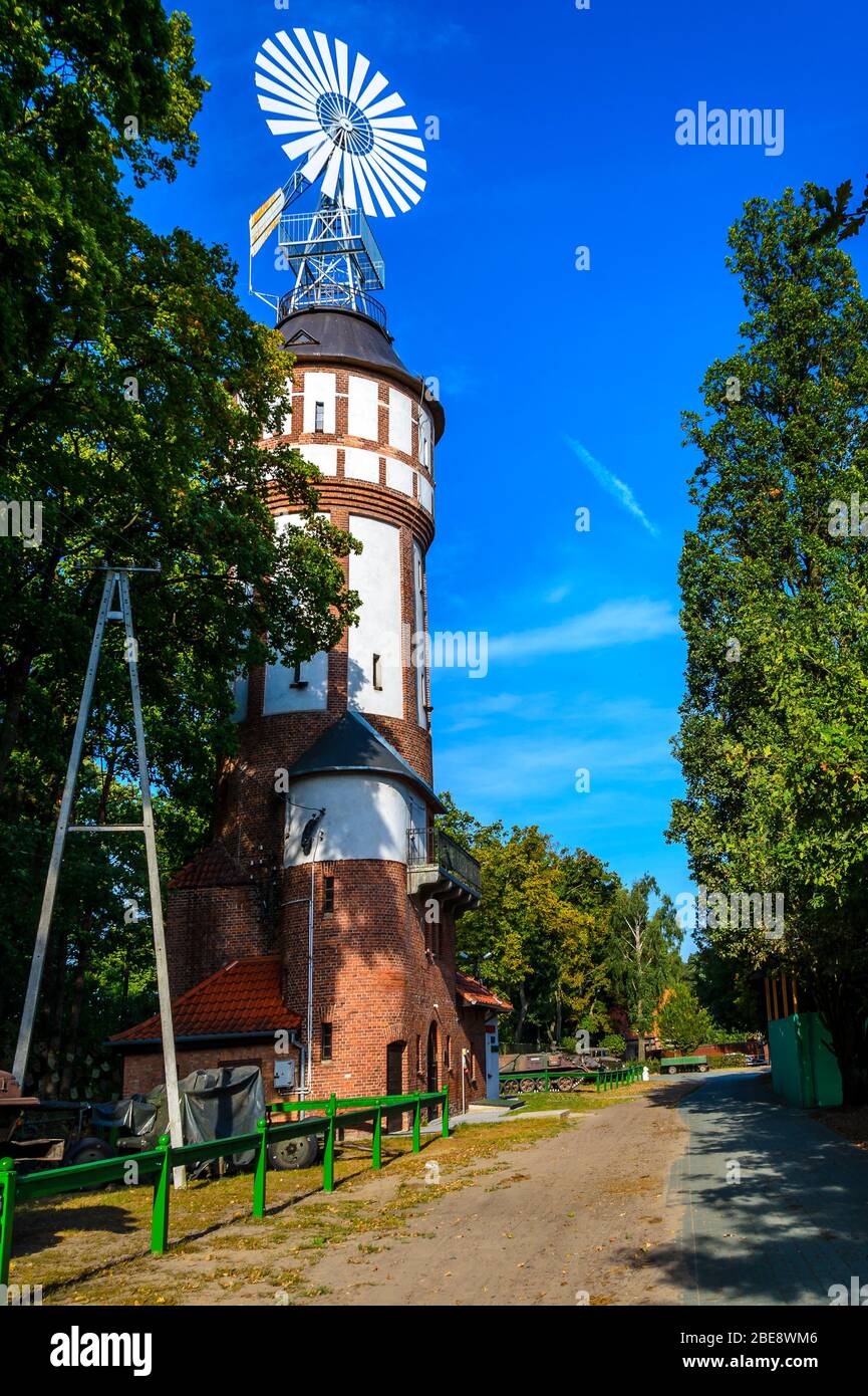 Kwidzyn, Polen .Windmühle auf dem Wasserturm, Erholungsgebiete durch den Reitverein in der Stadt. Stockfoto