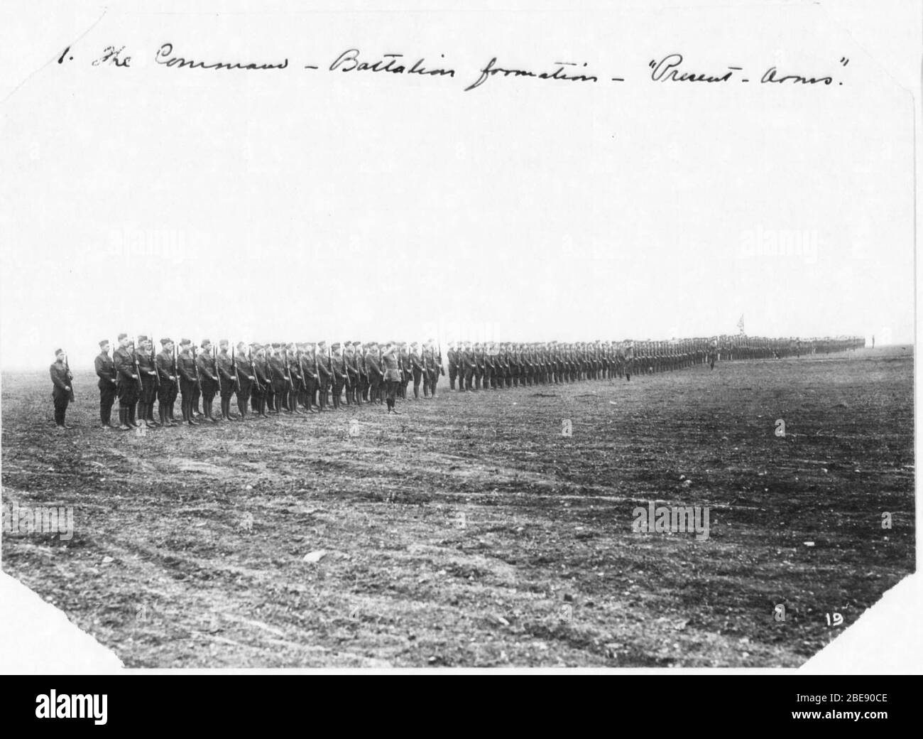 "Englisch: 7th AIC - Formation; 1918; Air Service, United States Army Photograph, Gorrells Geschichte des American Expeditionary Forces Air Service, Series J Training, Volume 7, Histories of the 1st (Paris), 2d (Tours), 4th (D'Avord), 7th (Clermont-Ferrand) und 8th (Foggia, Italy) Aviation Instructional Centers über http://www.fold3.com; Luftdienst, Foto der United States Army; ' Stockfoto
