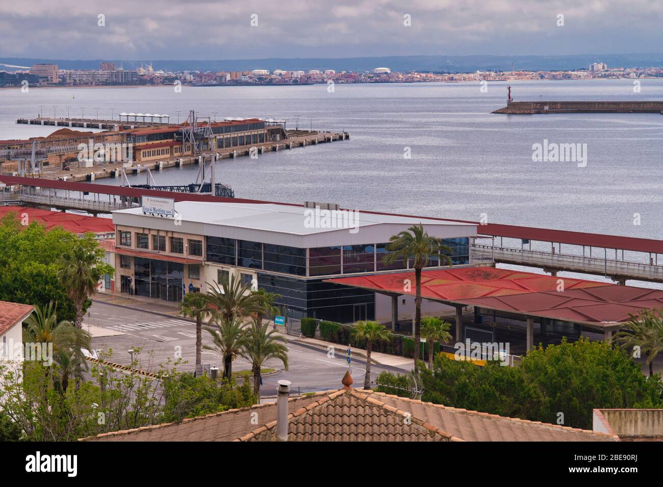 Blick auf den leeren touristischen Hafen Terminal in Palma de Mallorca während Covid-19 Quarantäne Stockfoto