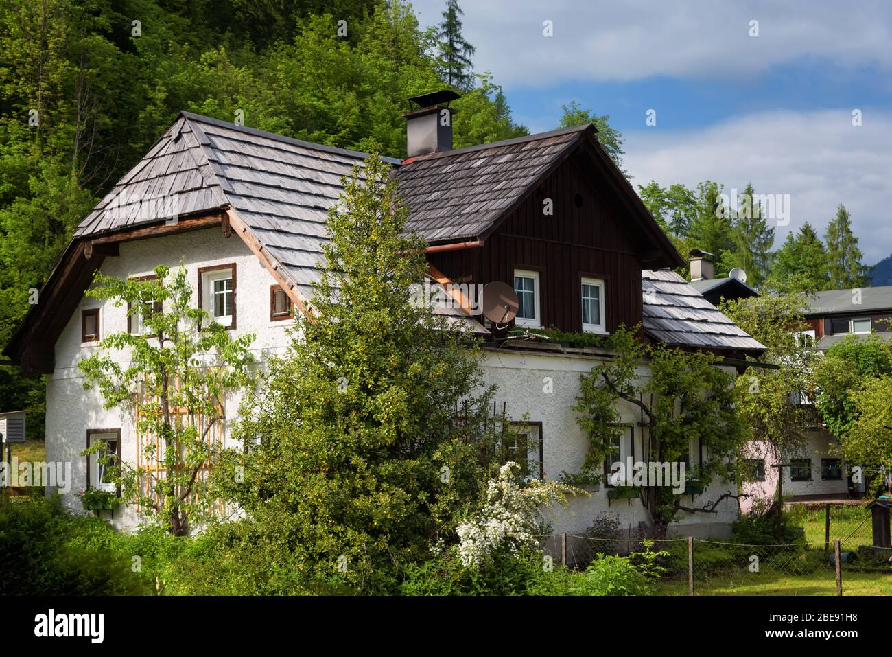 Typisches österreichisches Alpenhaus mit hellen Blumen, Hallstatt, Österreich, Europa Stockfoto