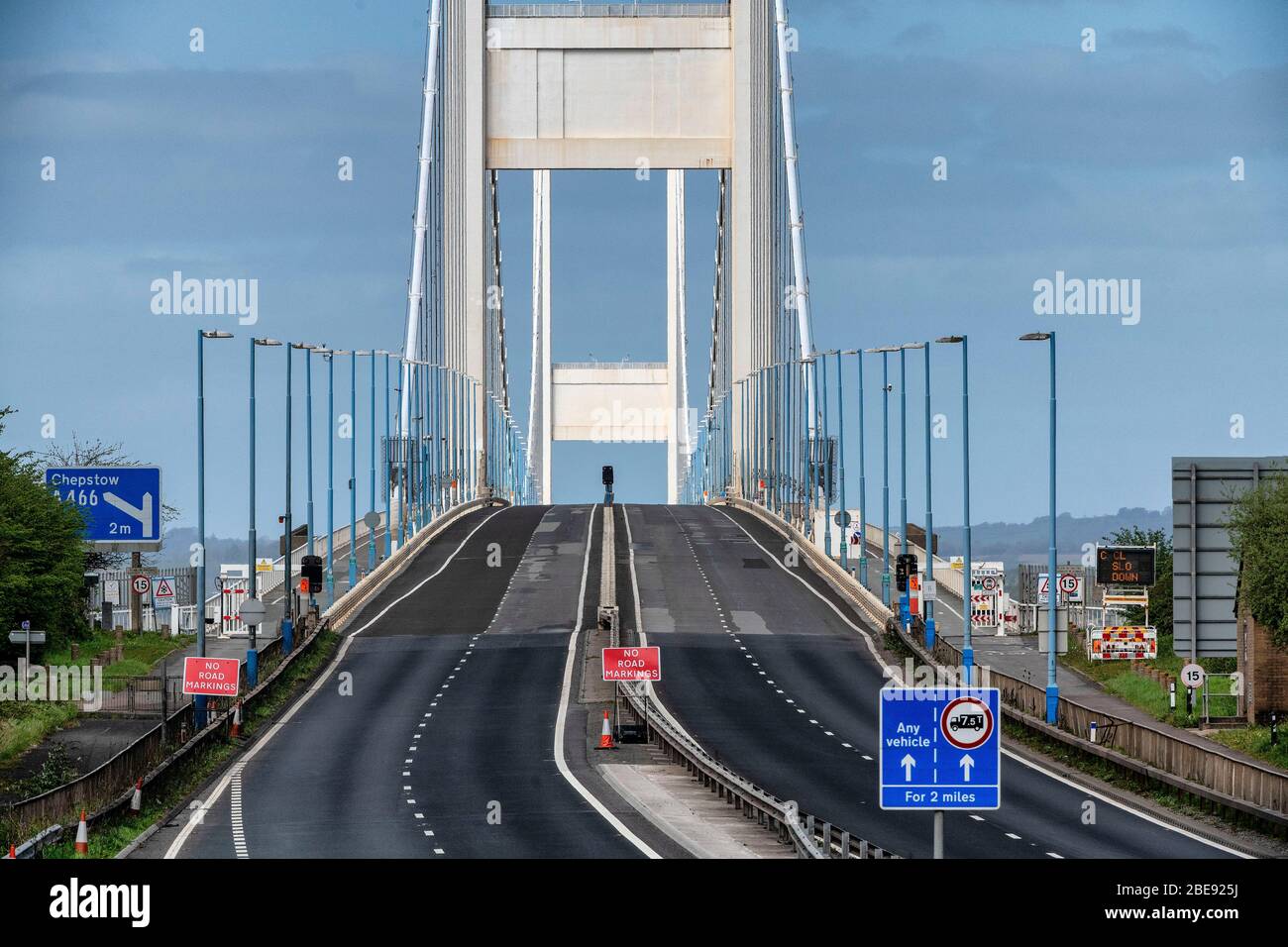 Eine verlassene Severn Bridge, die England und Wales verbindet, ist normalerweise über einen Feiertag beschäftigt, da die staatlichen Beschränkungen weiterhin Coronavirus enthalten. Stockfoto