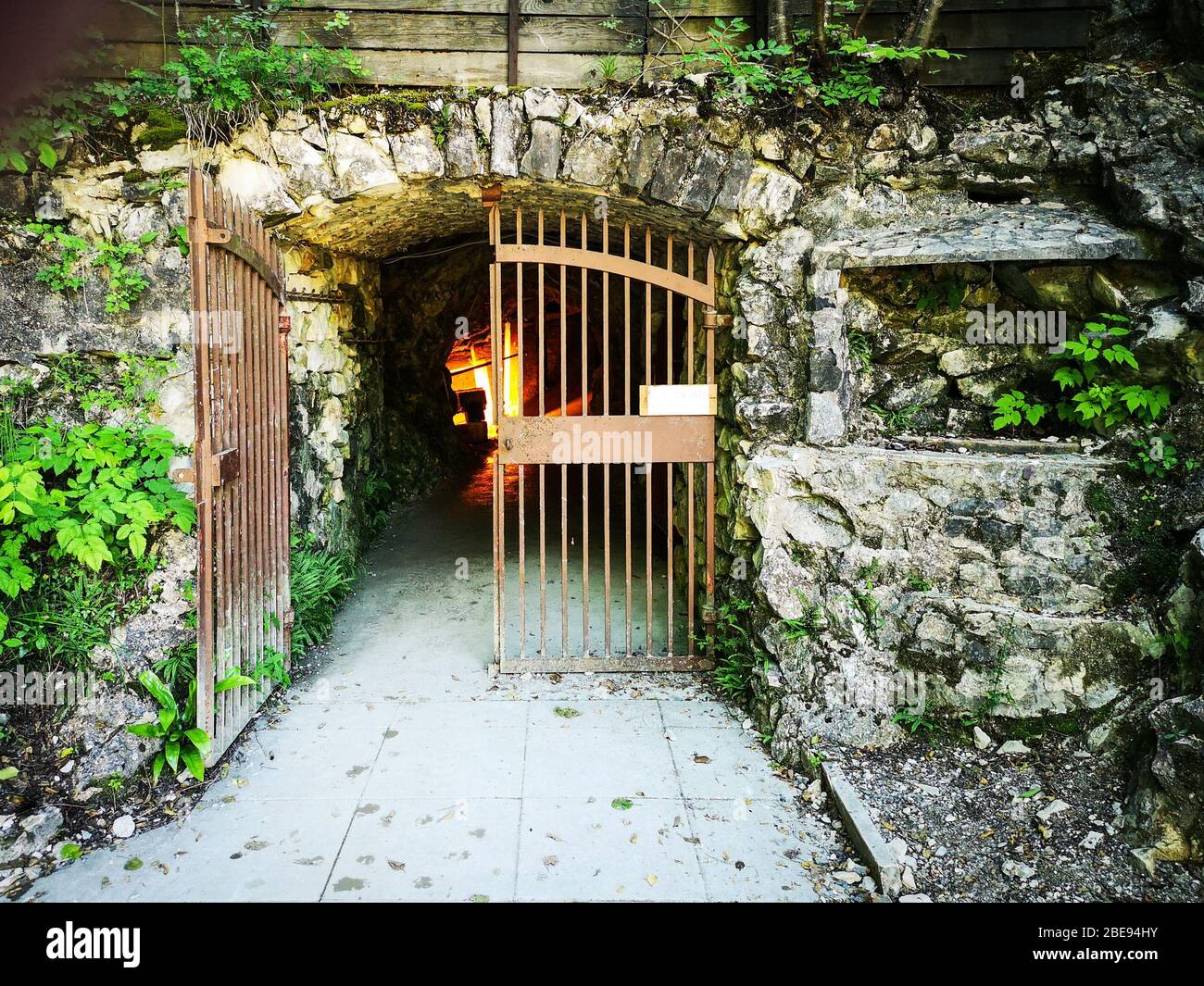 Eingang des Steinbruchs namens 'Pesciara' in Bolca, Italien. Einer der berühmtesten Fundorte der Welt. Stockfoto