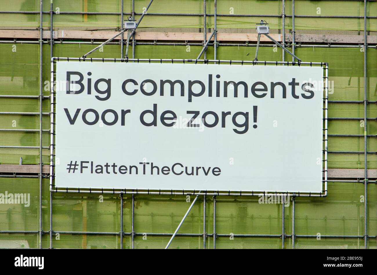 Rotterdam, Niederlande, 12. April 2020: Großes Schild auf der Baustelle gegenüber dem Erasmus MC Krankenhaus, das in Englisch/Niederländisch sagt: Großes Lob für Gesundheit Stockfoto