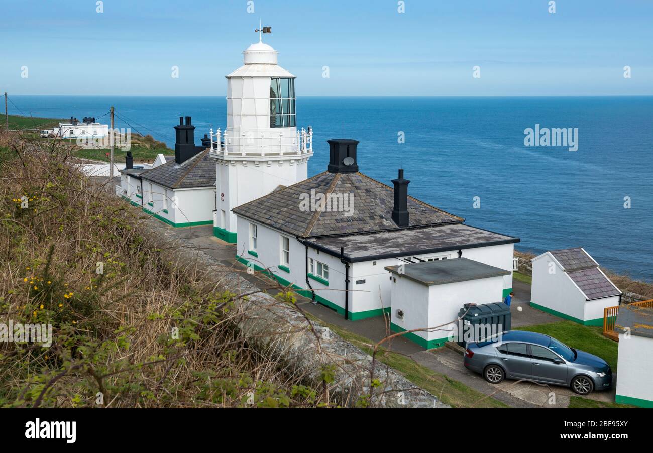 Whitby Lightouse liegt in Ling Hill südlich von Saltwick Bay und neben dem Cleveland Way Fernwanderweg Stockfoto