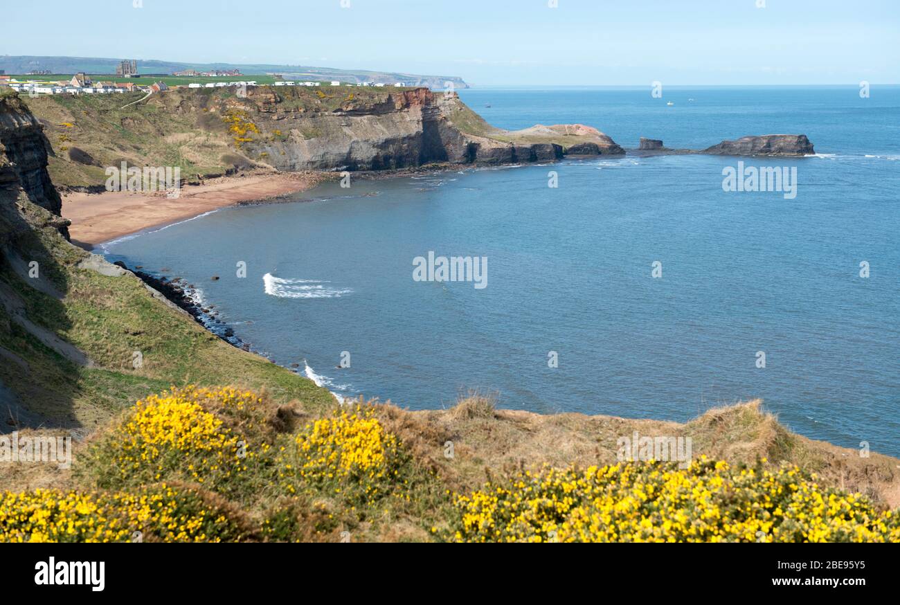 Saltwick Bay in der Nähe von Whitby - eine abgeschiedene Bucht mit einem attraktiven Strand und der Stätte der historischen Alaumbrüche Stockfoto