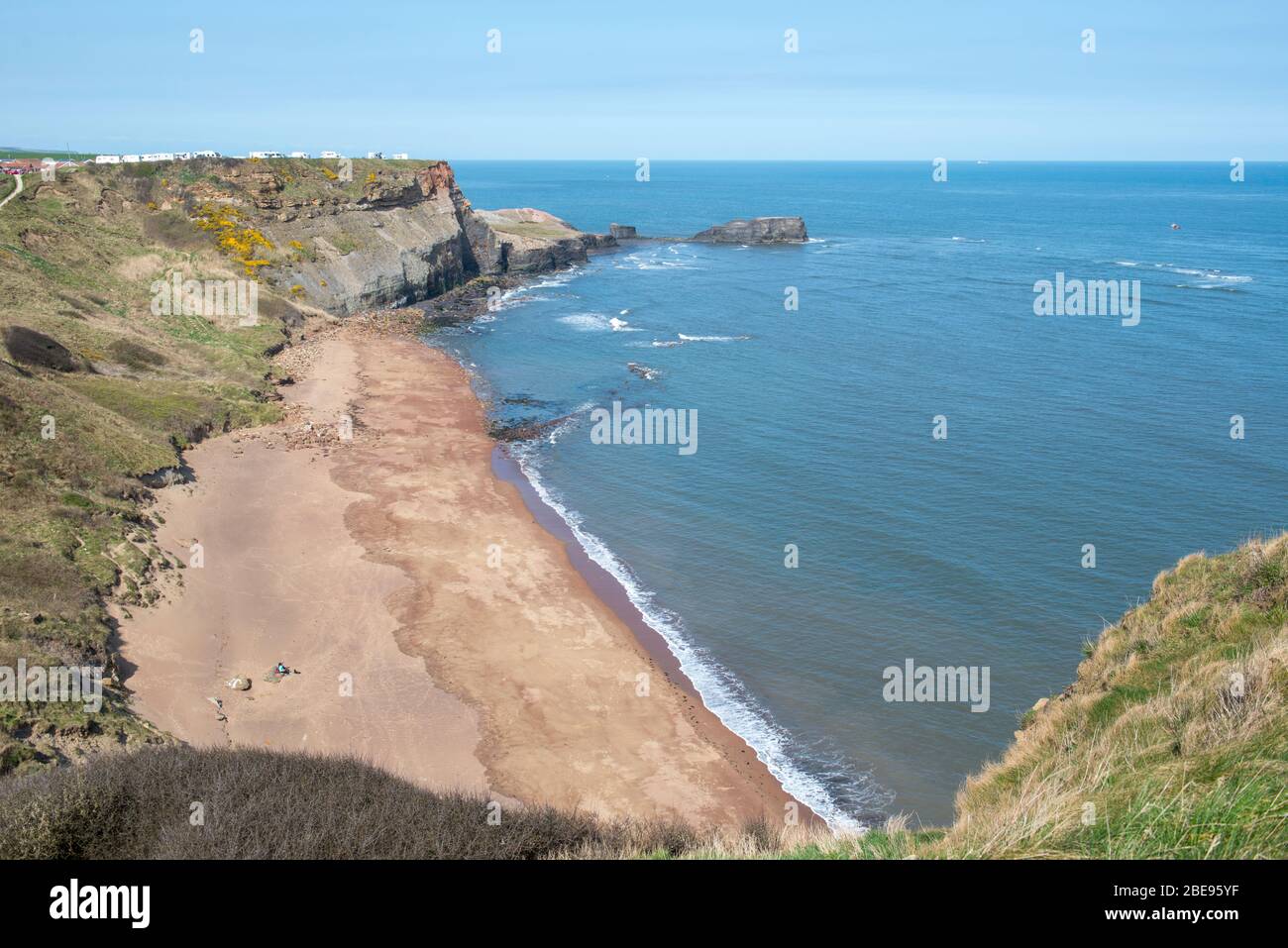 Saltwick Bay in der Nähe von Whitby - eine abgeschiedene Bucht mit einem attraktiven Strand und der Stätte der historischen Alaumbrüche Stockfoto