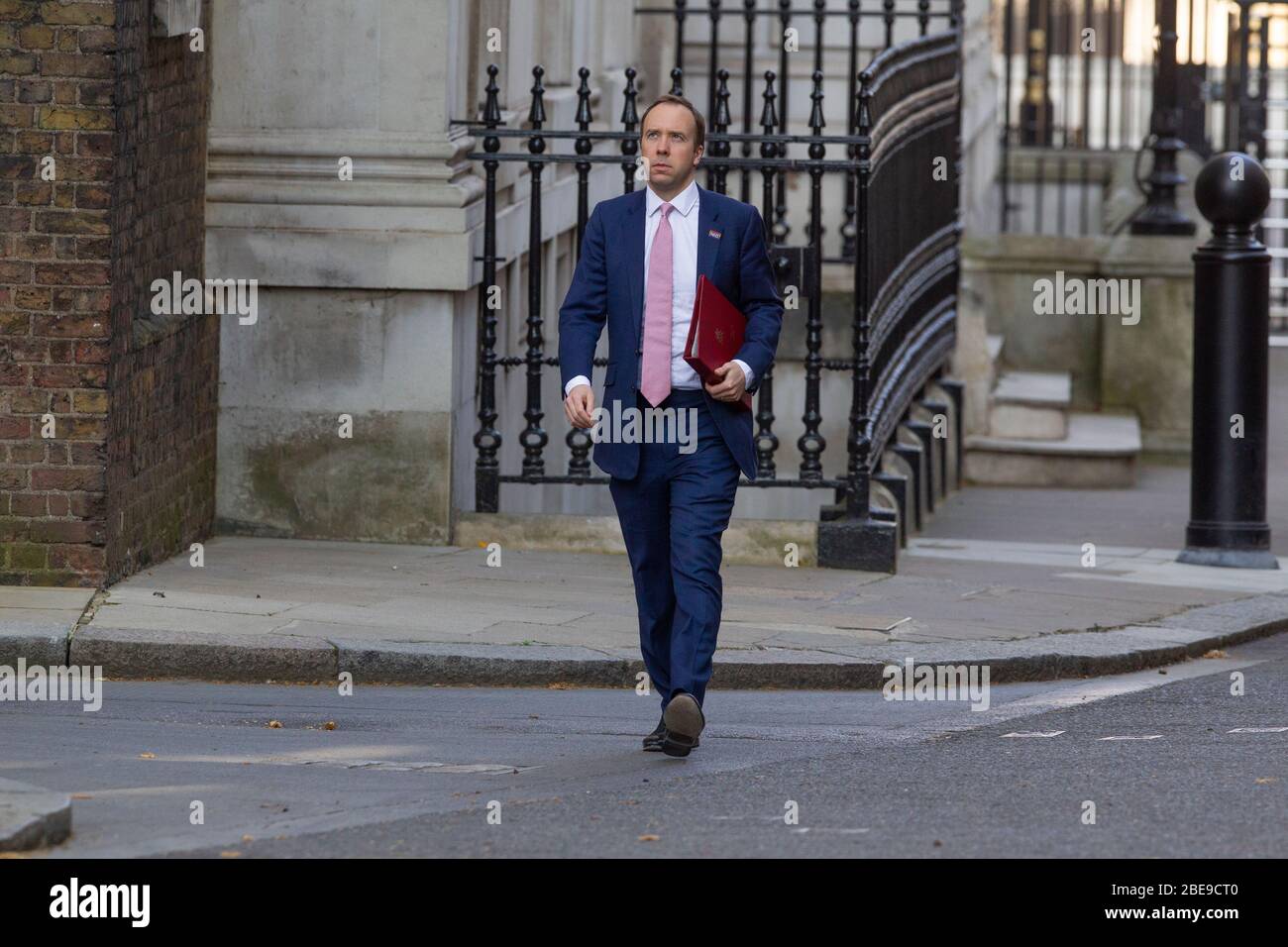 Matt Hancock, Staatssekretär für Gesundheit und Soziales, geht die Downing Street entlang, bevor er ein weiteres Coronavirus Press Briefing, Whitehall, London, durchläuft Stockfoto