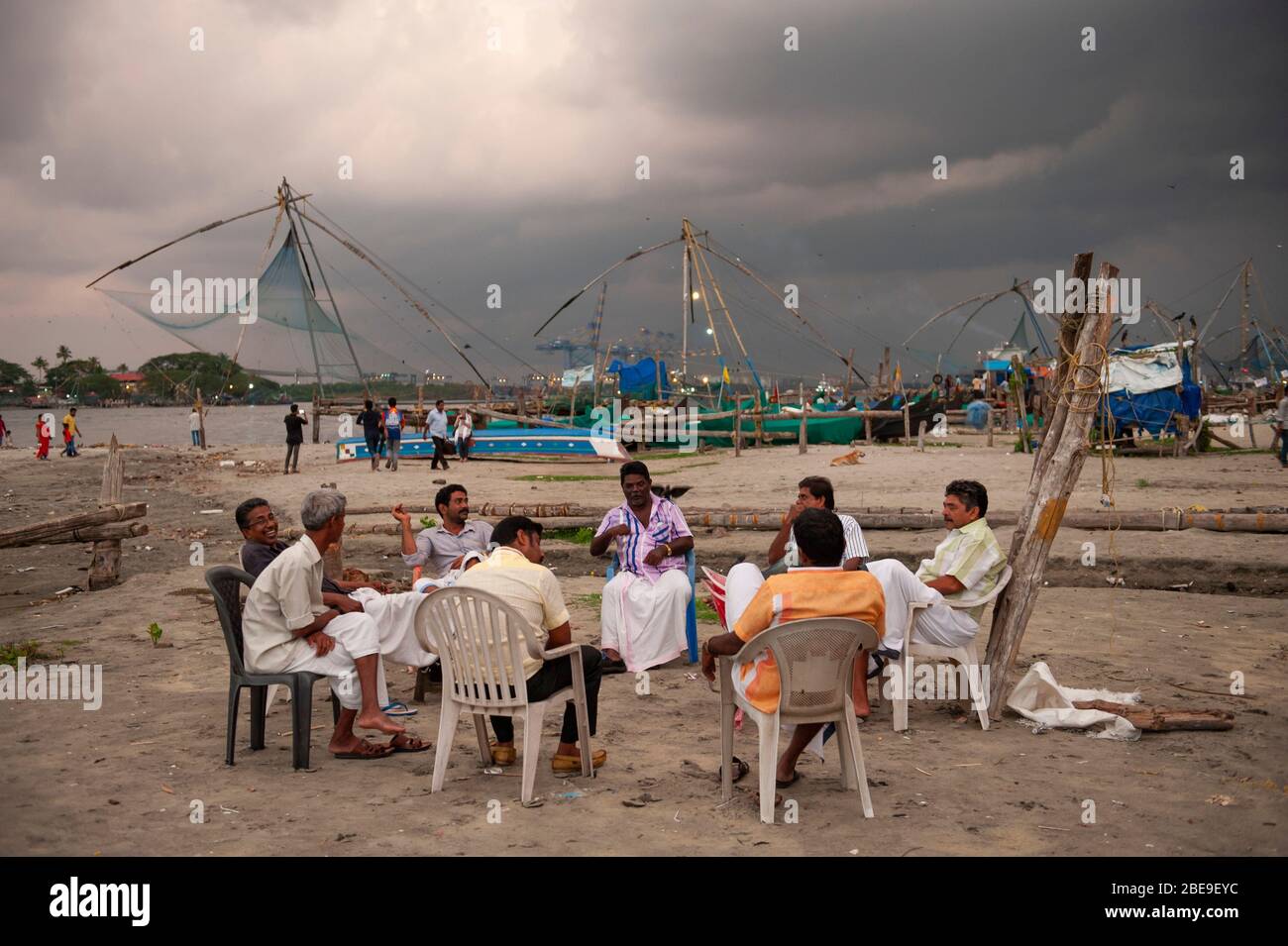 KOCHI, INDIEN - 3. August 2017: Indische Männer treffen sich am Strand von Fort Cochin. Stockfoto