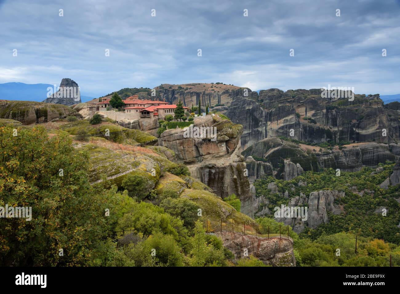 Kloster Heilige Dreifaltigkeit, Meteora, Griechenland. UNESCO-Weltkulturerbe. Epische Landschaft mit Tempel am Rand der Klippe in dramatischen Himmel Hintergrund. Stockfoto