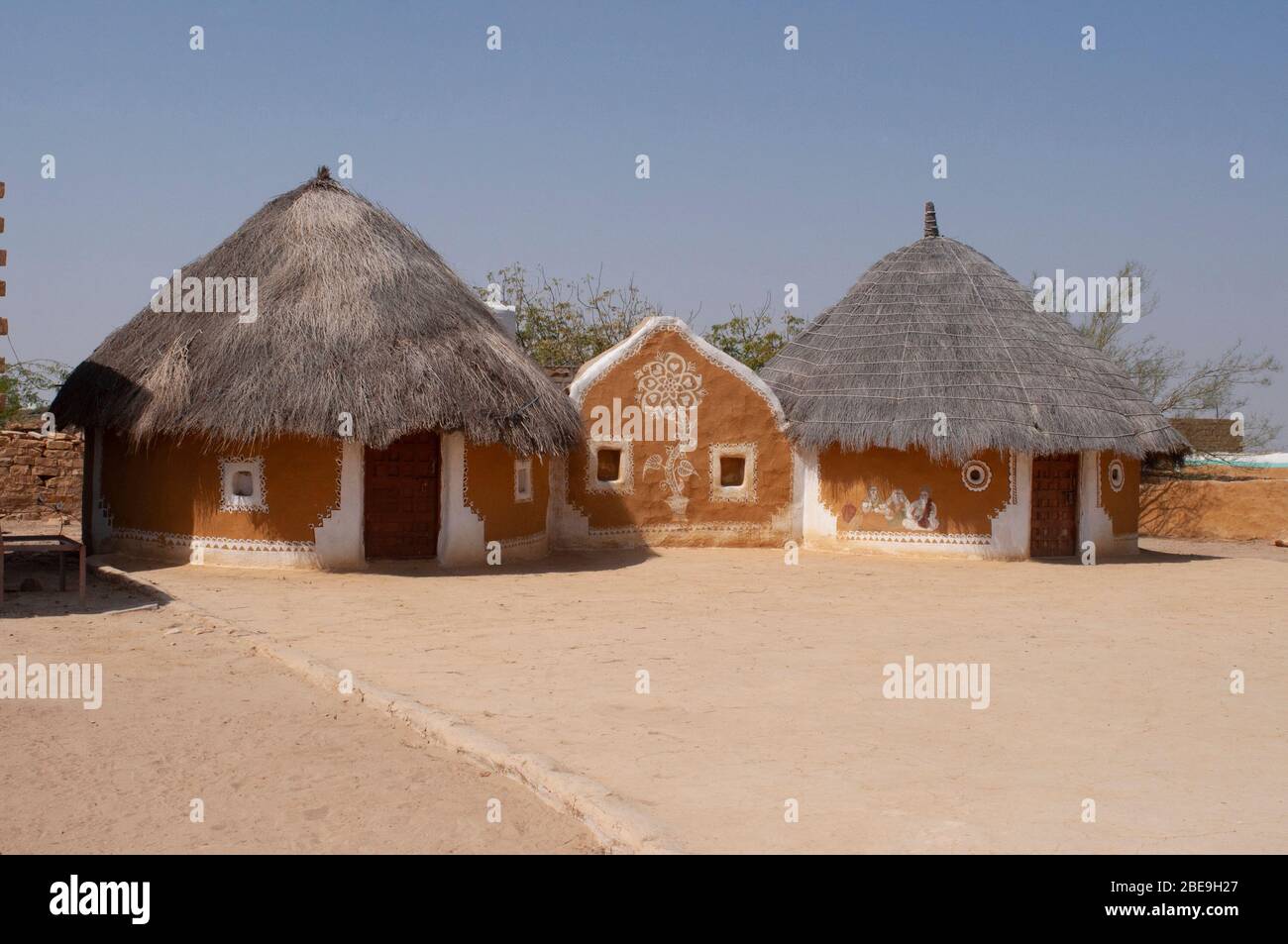 Khuri Dorf mit traditionellen Stil Hütte mit Ton-und-Mist Wände und Strohdächer, Jaisalmer, Rajasthan, Indien Stockfoto