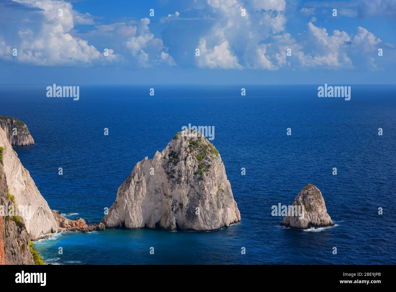 Die Mizithres, Kleine und Große. Beeindruckende Felsformationen auf Kap Keri, Zakynthos Insel. Griechenland. Stockfoto