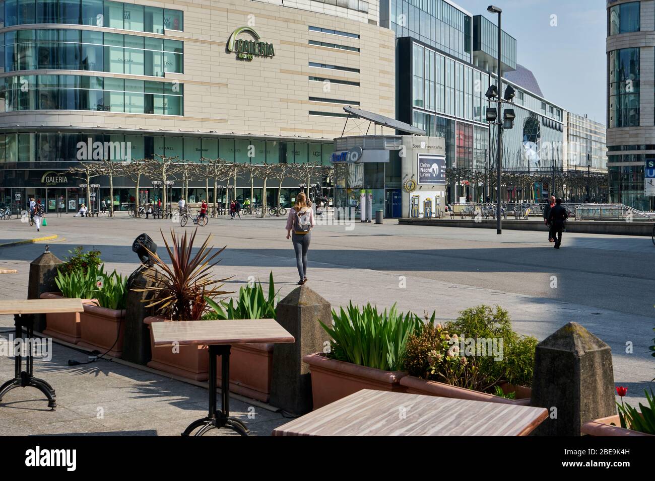 Cafe Hauptwache, wegen Corona Virus geschlossen, hinten die Zeil, Innenstadt, Frankfurt am Main, Hessen, Deutschland Stockfoto