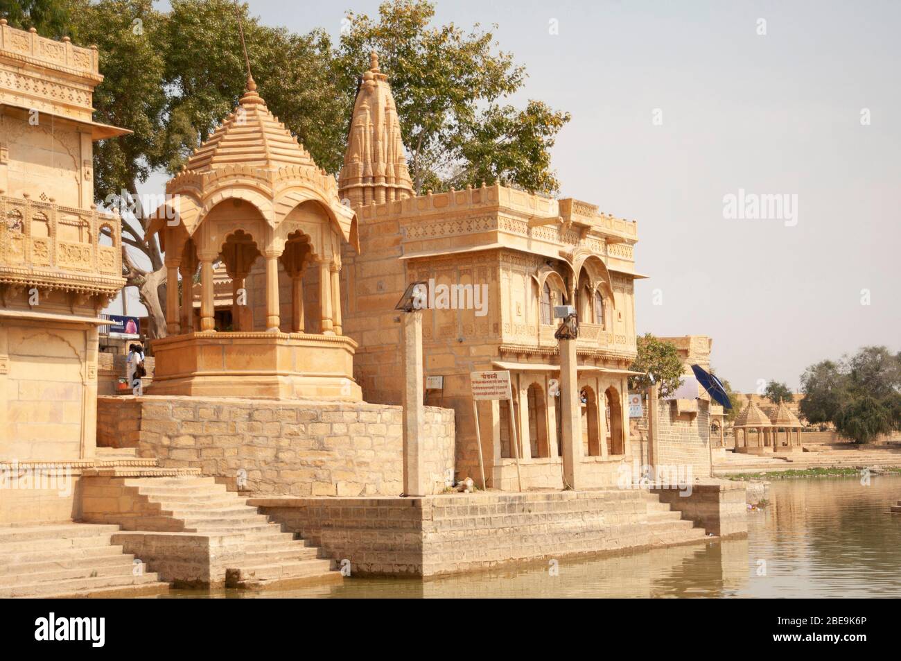 Gadi Sagar Tempel auf Gadisar See, Jaisalmer, Rajasthan, Indien Stockfoto