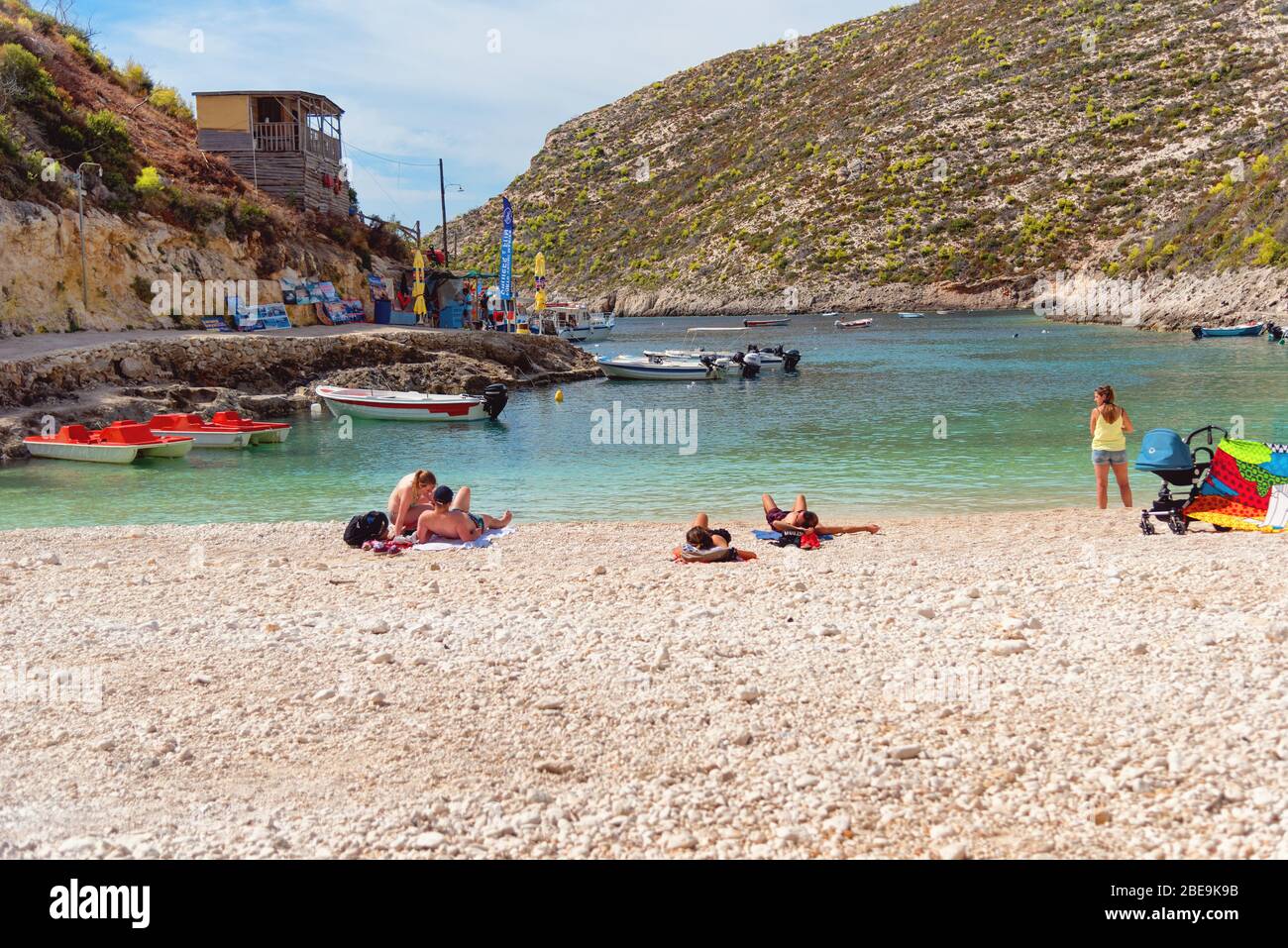 Zakynthos, Griechenland - 27. September 2017: Porto Vromi auf der Insel Zakinthos. Sehenswürdigkeiten der Insel Zakinthos. Die besten Strände in Griechenland. Yachten und Meer Stockfoto