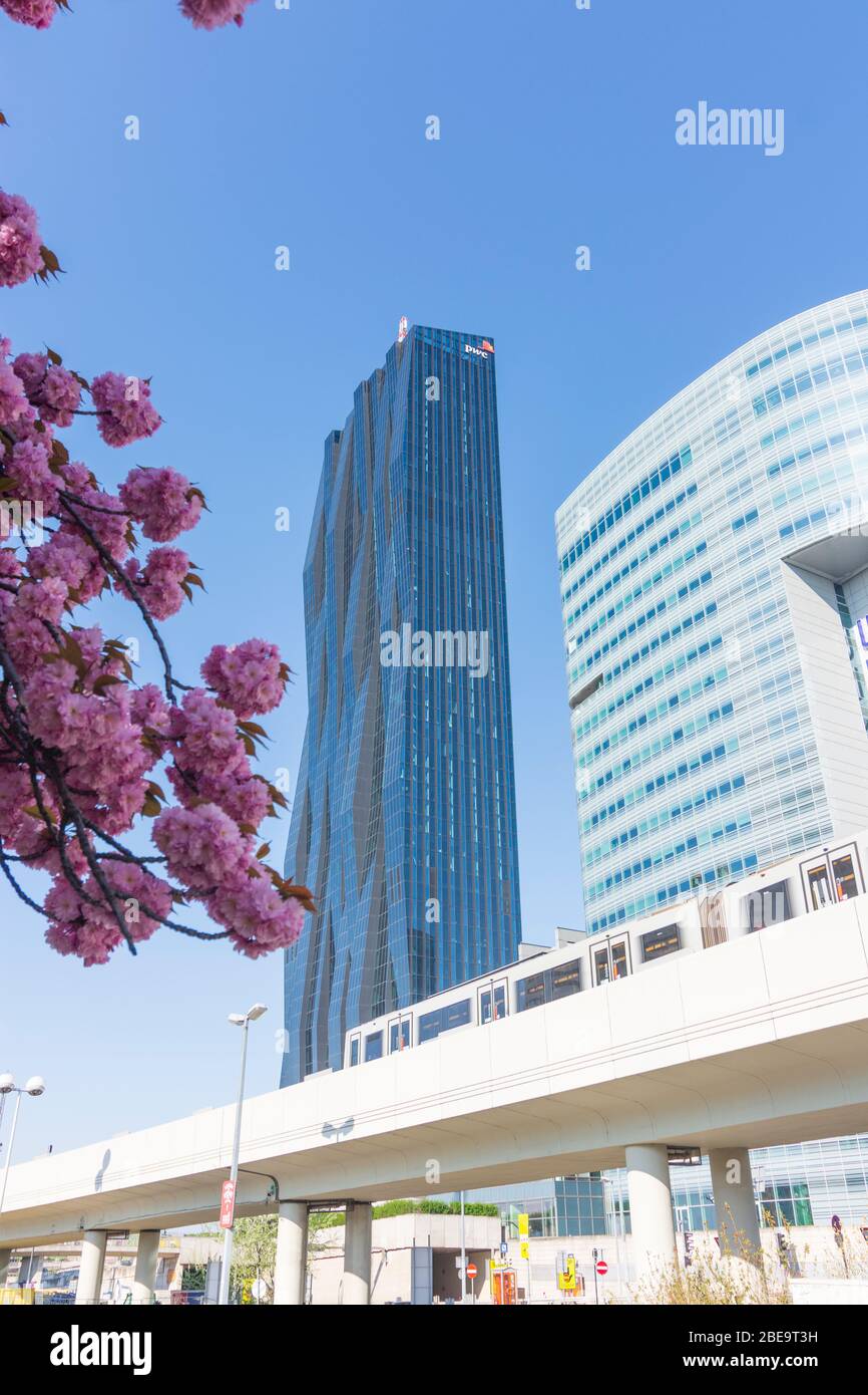 Wien, Wien: DC Tower 1, Tech Gate Bürogebäude, U-Bahn Linie U1, Kirschbaum, Donaucity, 22. Donaustadt, Wien, Österreich Stockfoto