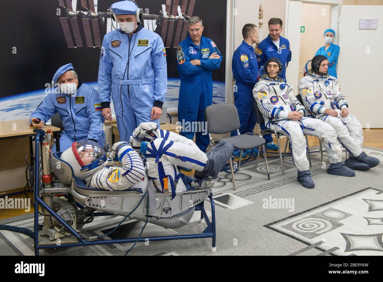 BAIKONUR, KASACHSTAN - 09. April 2020 - Expedition 63 Besatzungsmitglied Chris Cassidy von der NASA, links, lässt seinen Sokol-Anzugdruck vor seinem Start überprüfen Stockfoto