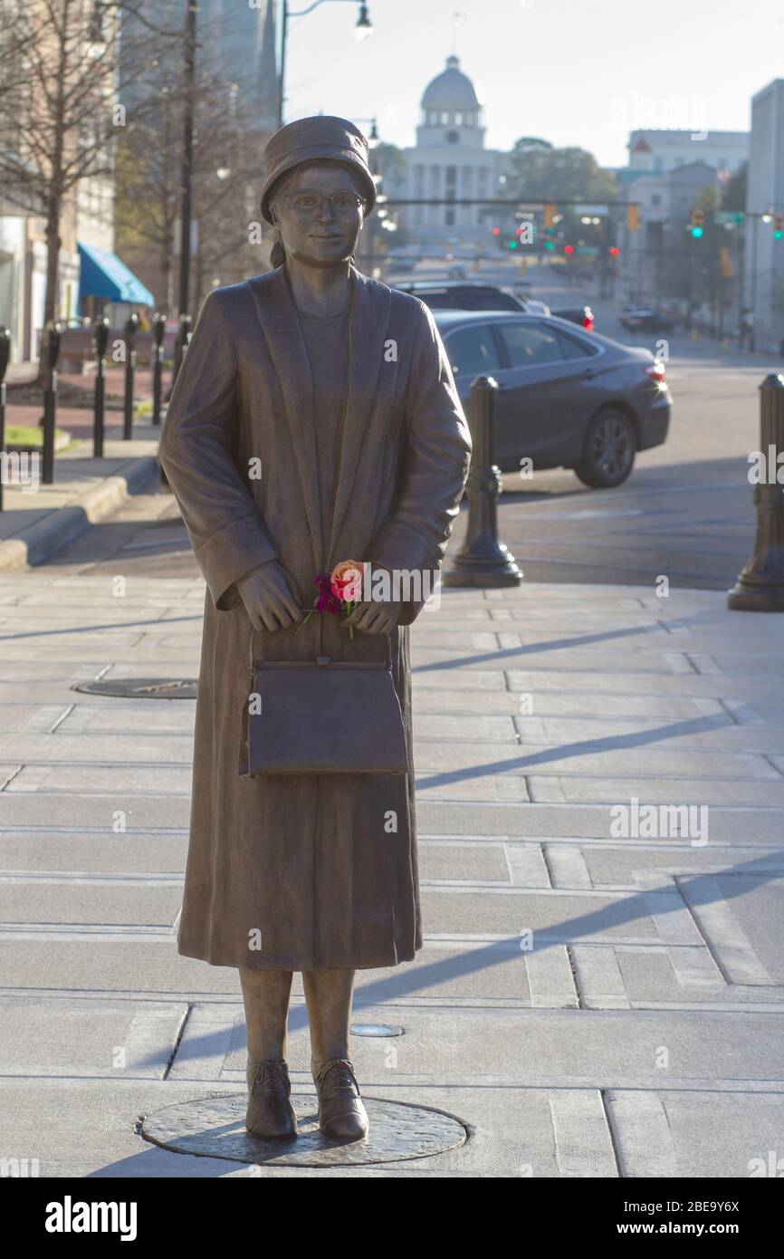 Rosa Parks Statue in Montgomery Alabama mit dem Alabama State Capitol im Hintergrund. Stockfoto