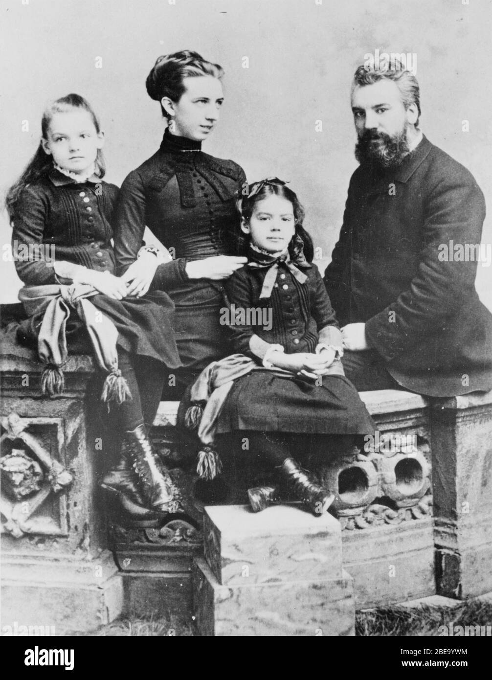 Alexander Graham Bell Mit Seiner Frau Mabel Gardiner Hubbard Und Ihren  Kindern Elsie May Bell (Ganz Links) Und Marian Hubbard Bell.; Circa 1885  Datum Qs:p,+1885-00-00T00:00:00Z/9,P1480,Q5727902; Dieses Bild Ist  Erhältlich Bei Der United