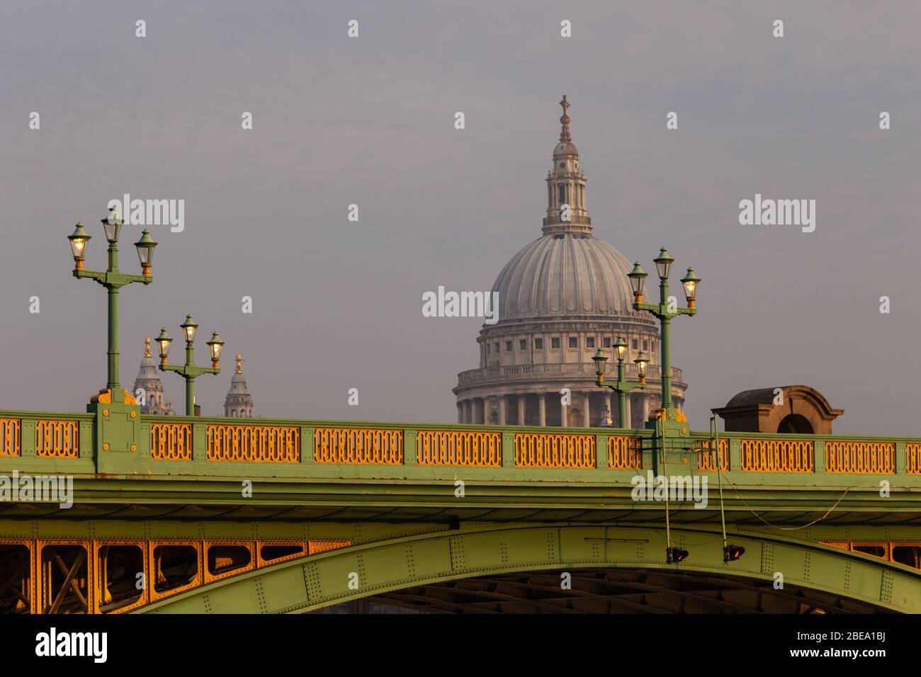 Kuppel von St Paul's mit Southwark Bridge im Vordergrund Stockfoto