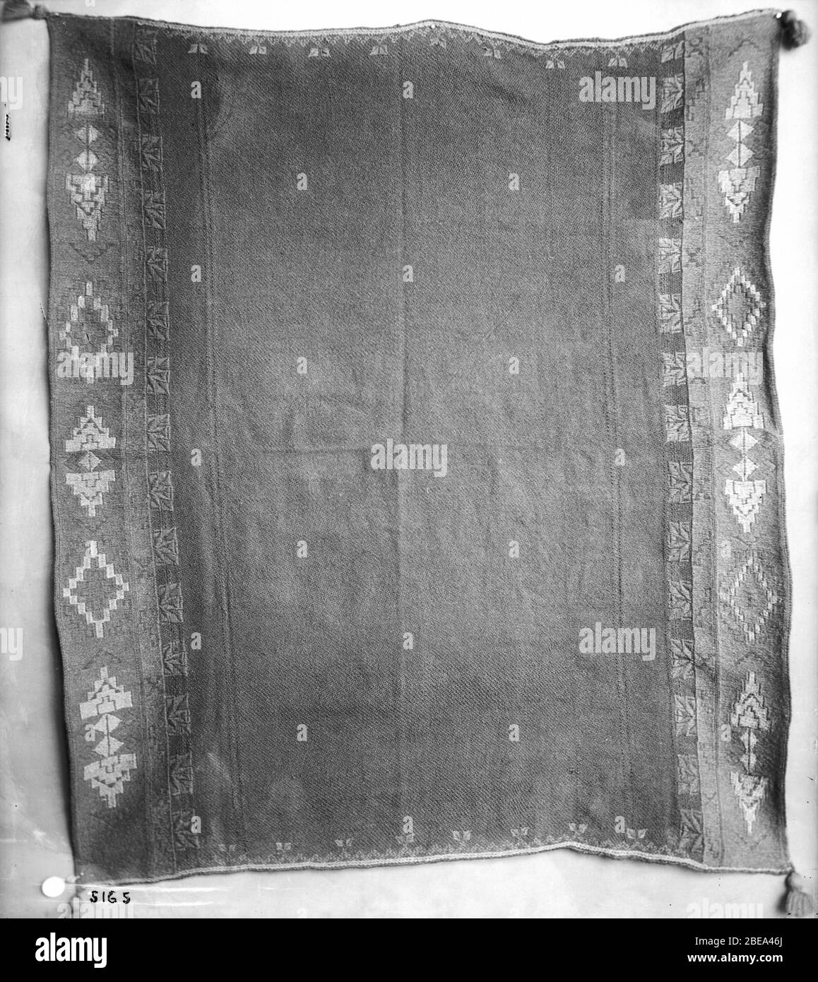 Englisch: Ein Acoma Squaw Kleid, das nur von Acoma Indianern gemacht wurde,  ca. 1898 Fotografie eines Acoma Squaw Kleides, das nur von Acoma Indianern  für Männer hergestellt wurde, ca. 1898. Die Decken