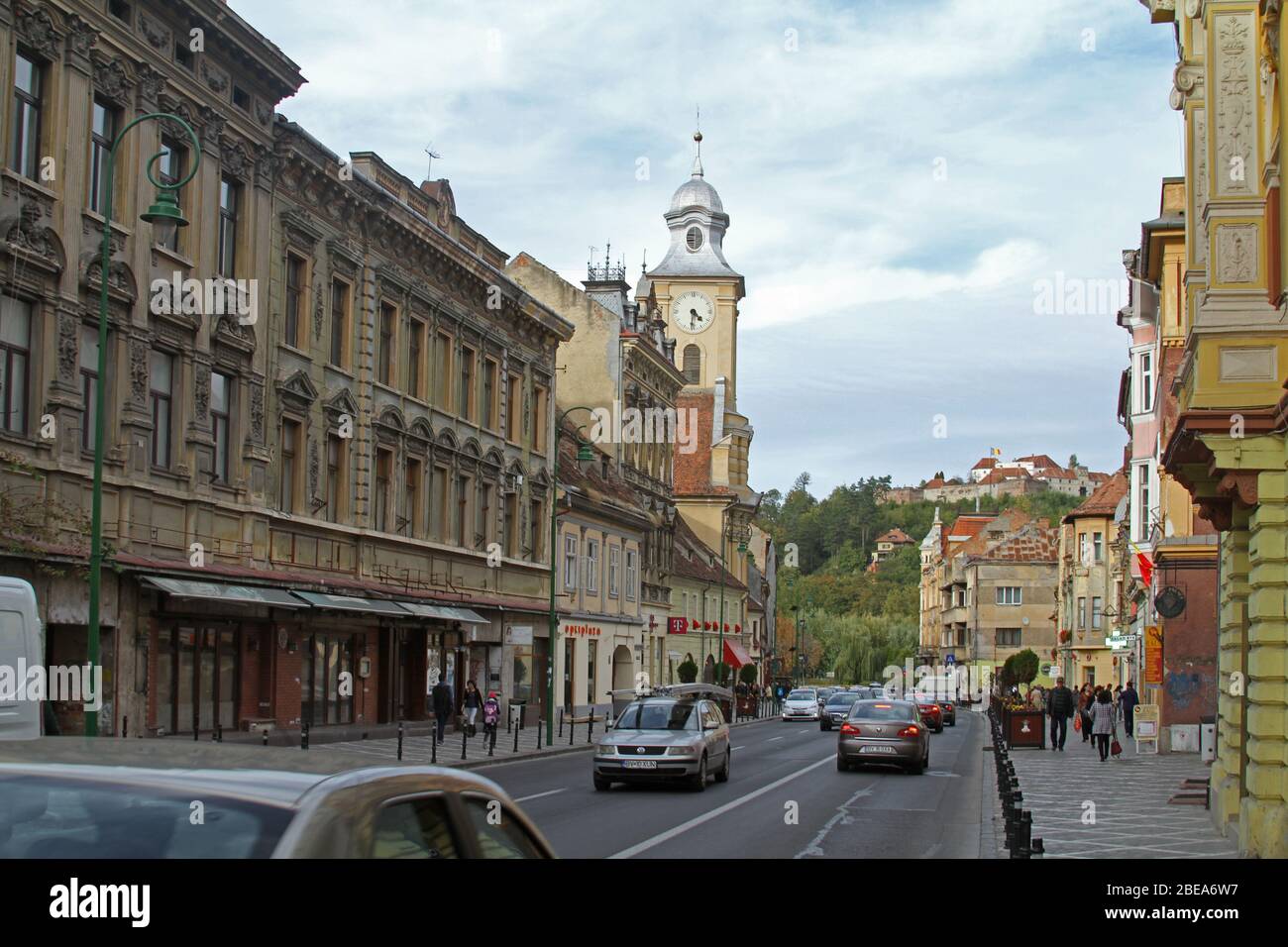 Historische Gebäude entlang der Muresenilor Str. in der Altstadt von Brasov, Rumänien Stockfoto