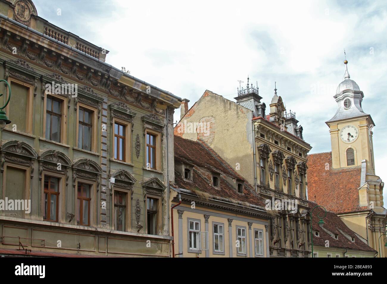 Historische Gebäude entlang der Muresenilor Str. in der Altstadt von Brasov, Rumänien Stockfoto