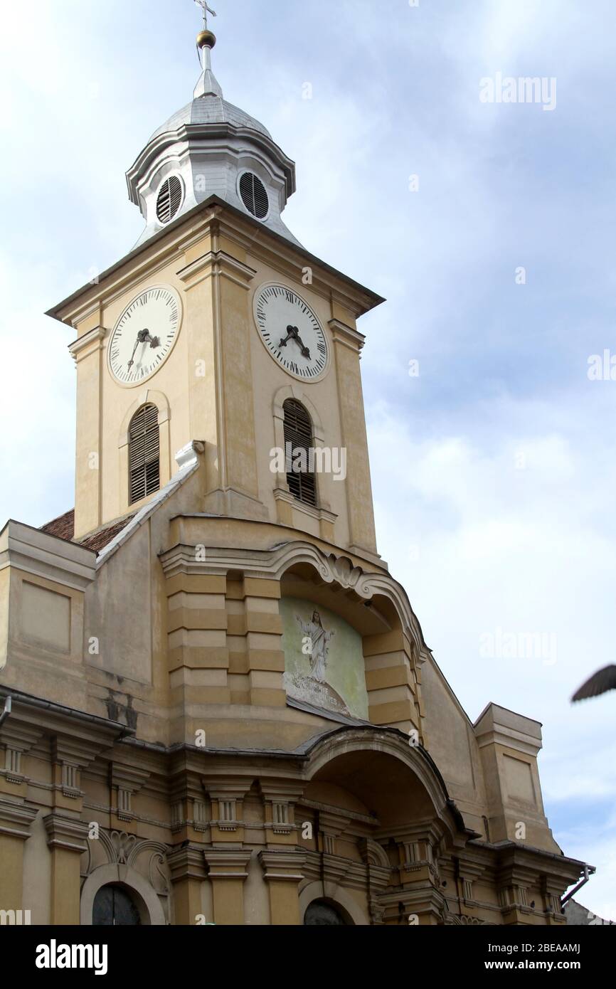 Außenansicht der katholischen Kirche St. Peter & Paul in Brasov, Rumänien, historisches Denkmal aus dem XVIII Jahrhundert Stockfoto