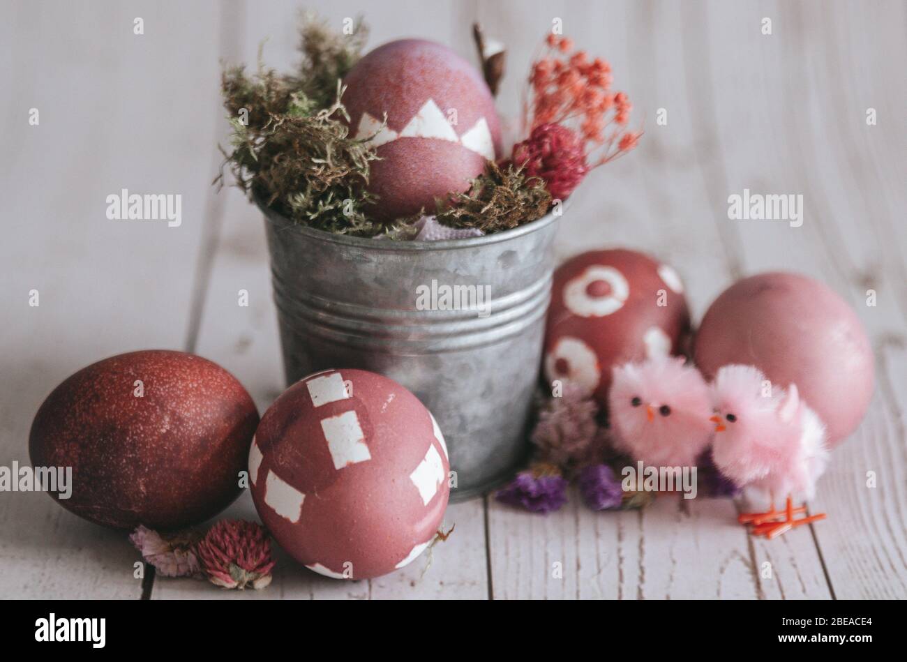 Rosenfarben Osterei Zusammensetzung. Rustikaler Hintergrund. Stockfoto